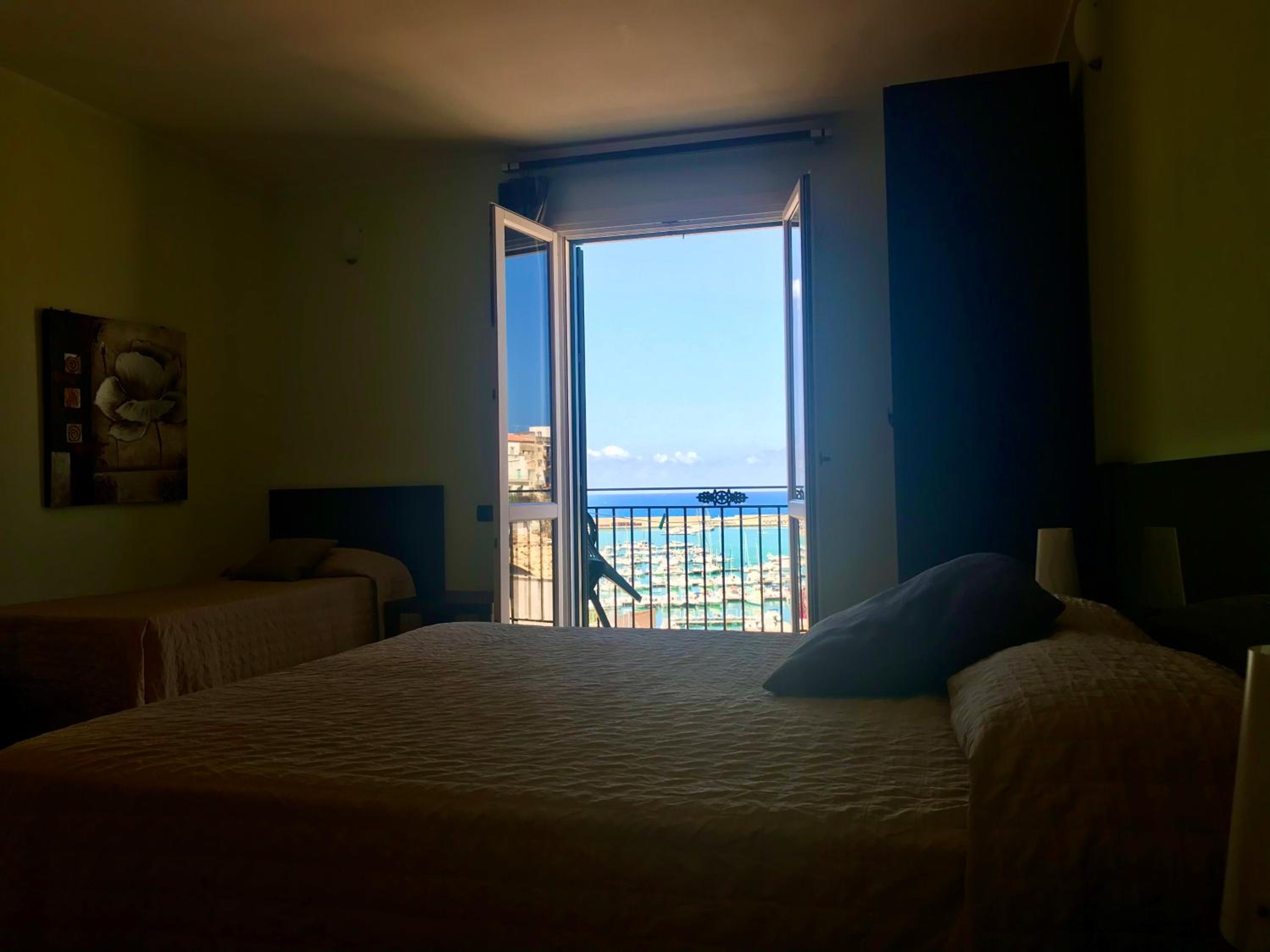 Quadruple Room with Sea View - Photo 6