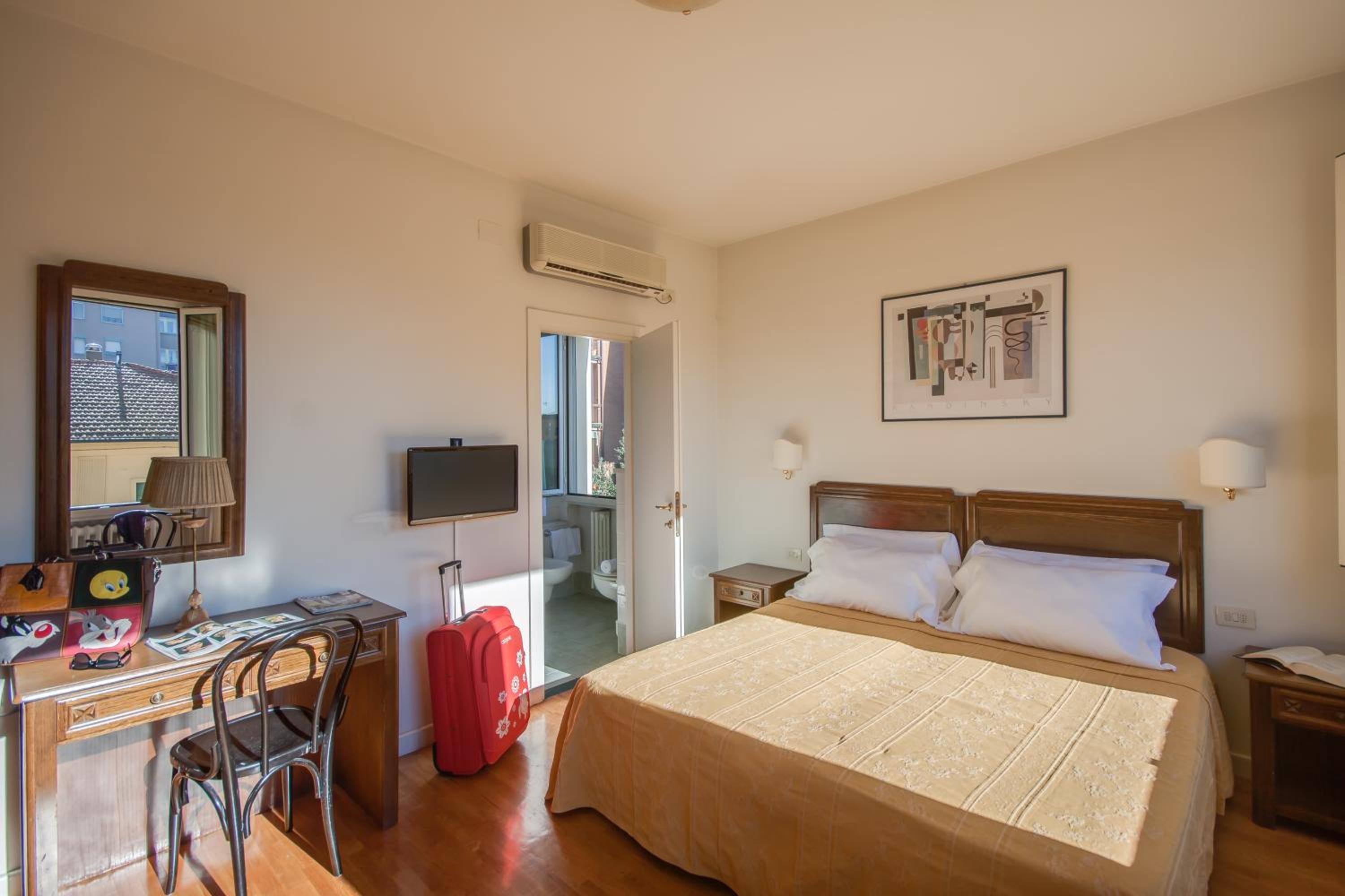 Double or Twin Room - Photo 5