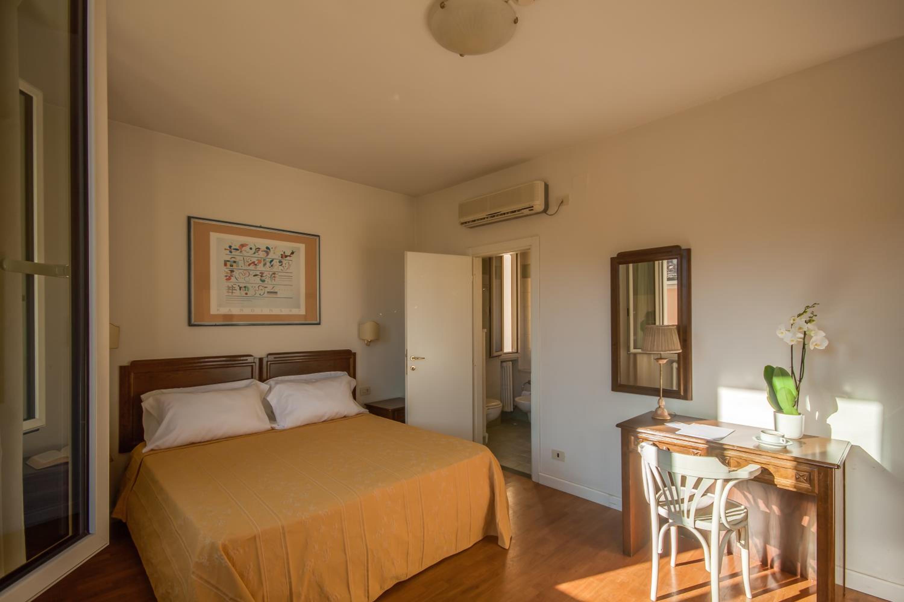 Double or Twin Room - Photo 4