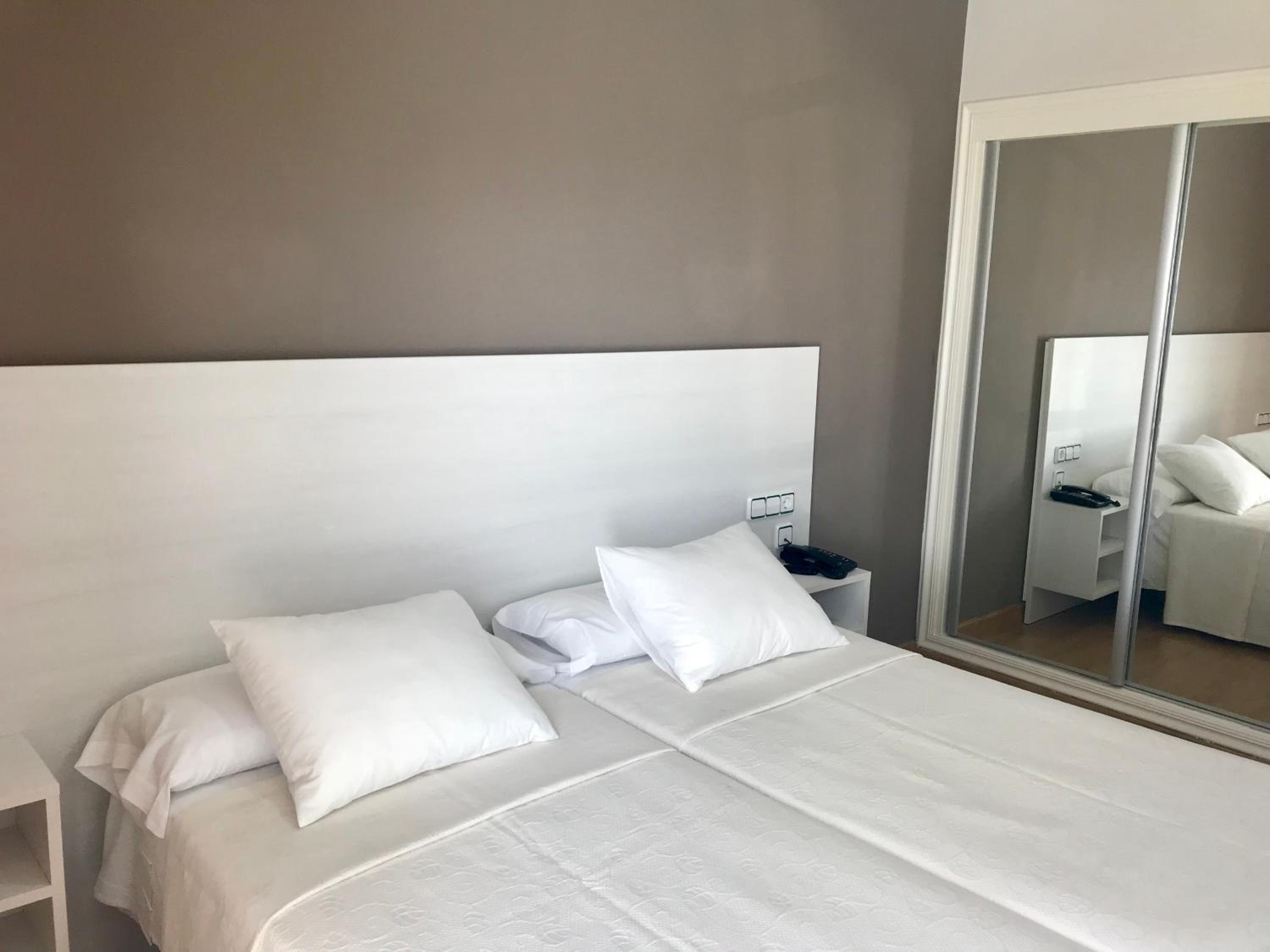 Twin Room - Photo 3