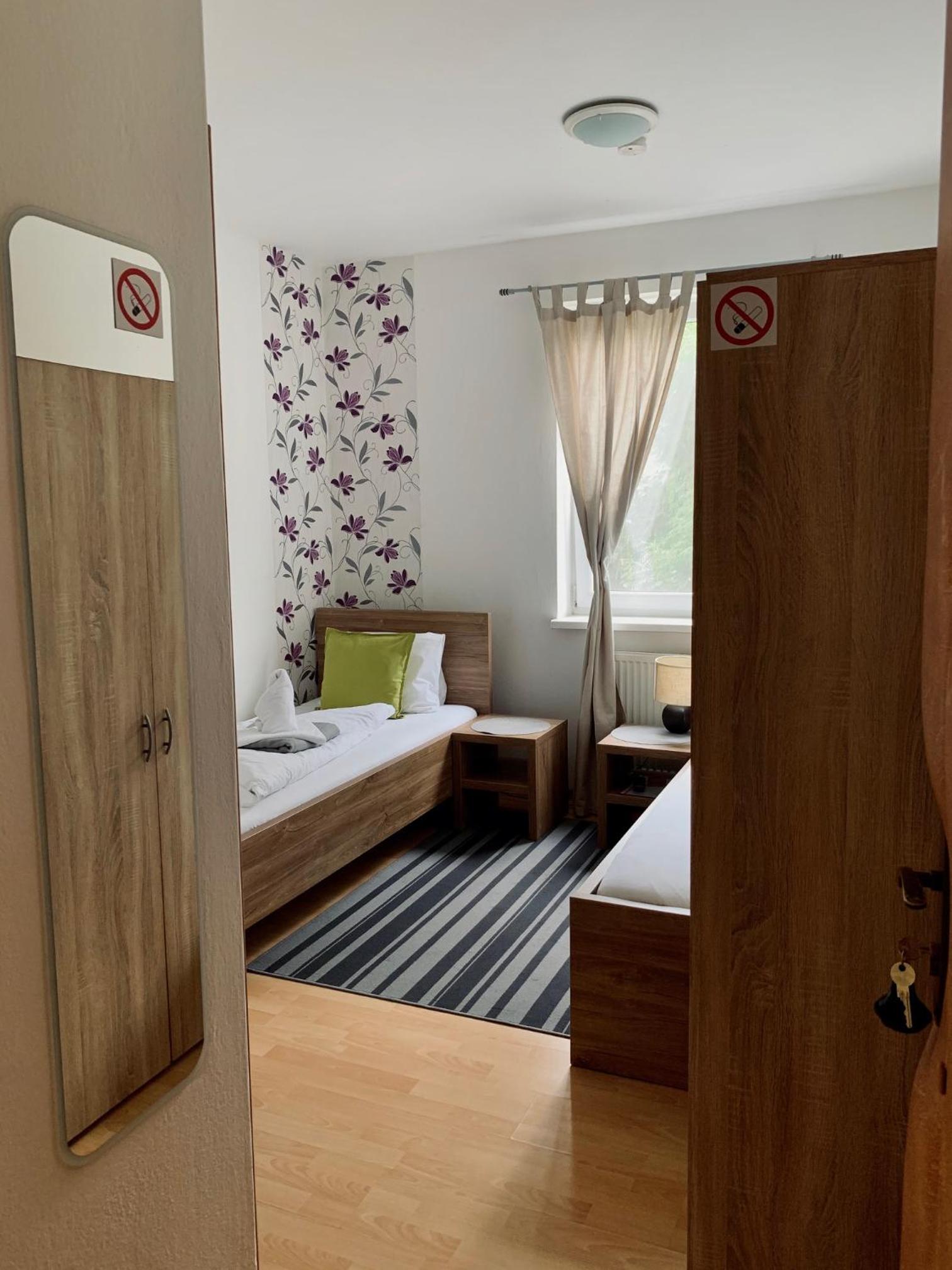 Economy Twin Room photo 3