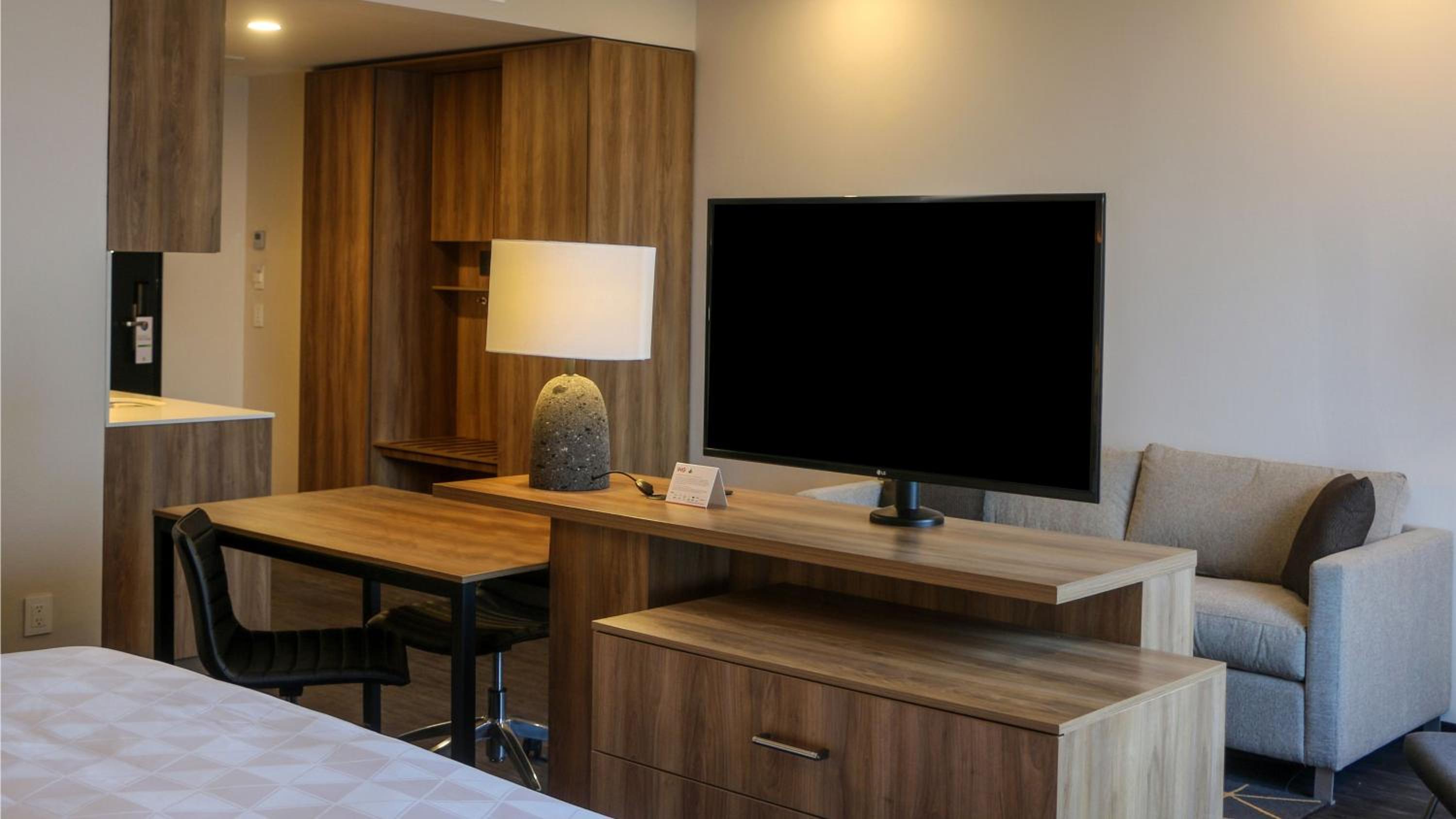 Premium King Room with City View - Photo 4