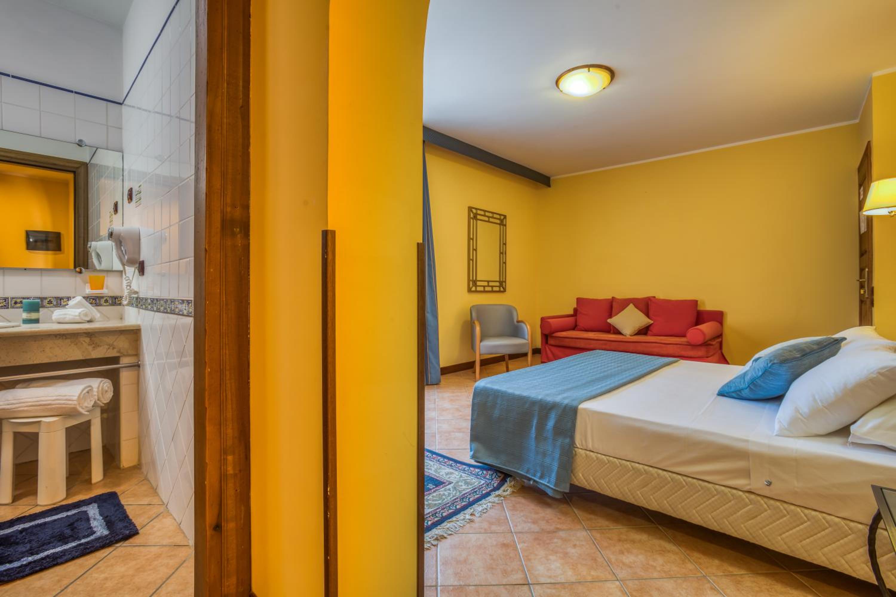 Junior Suite with Balcony - Photo 13