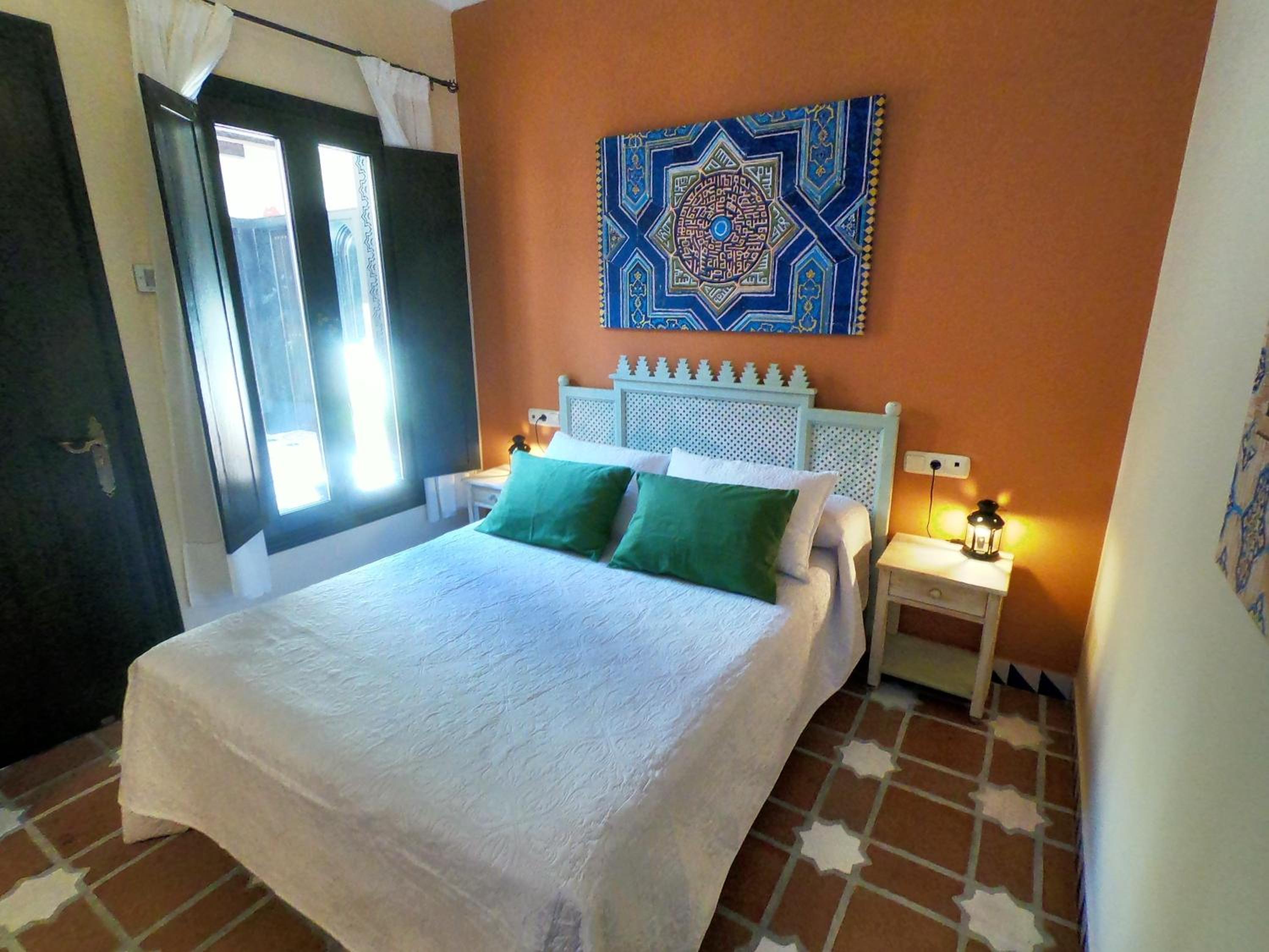 Six-Bedroom House photo 3