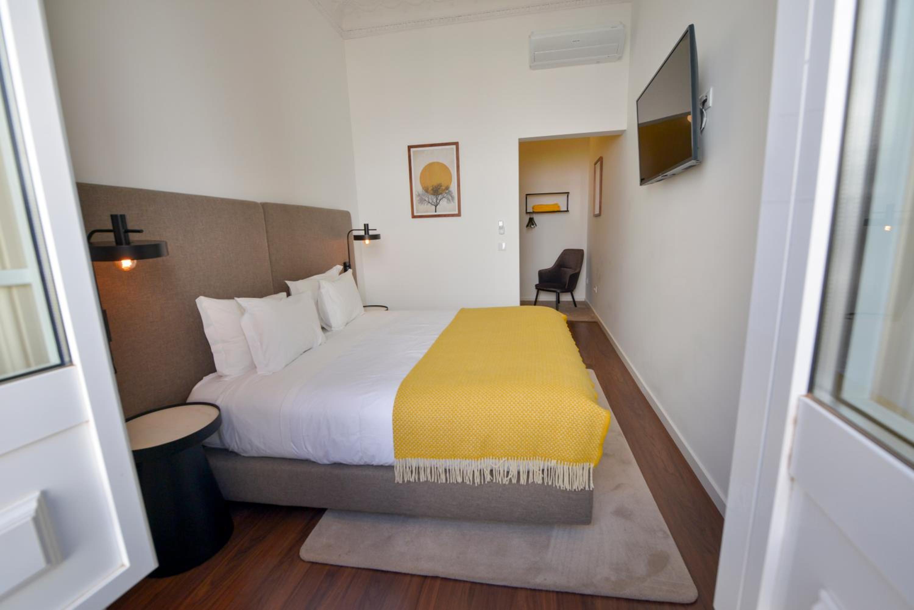 Deluxe Double Room - Photo 9