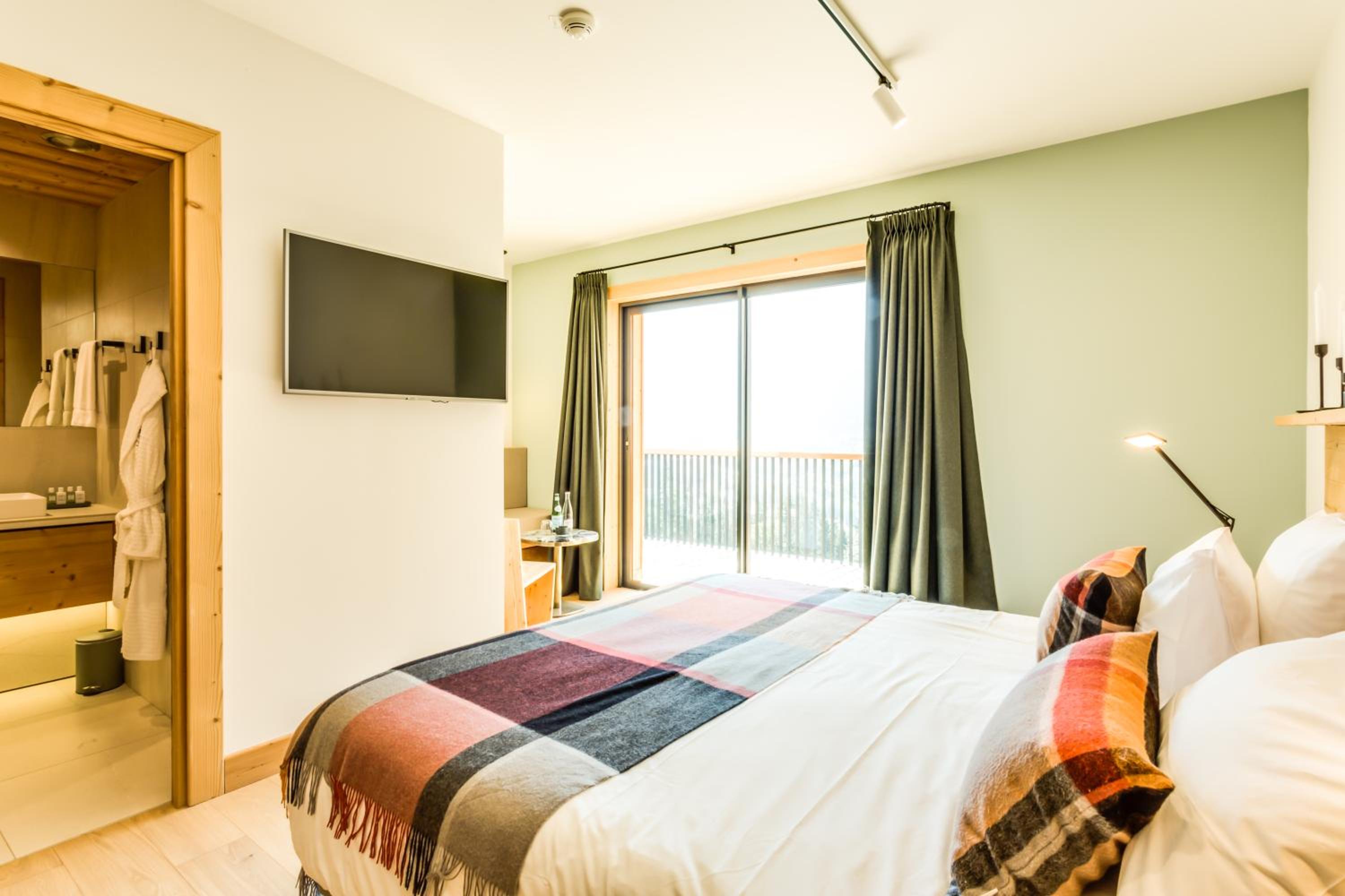 King Room with Mountain View photo 2
