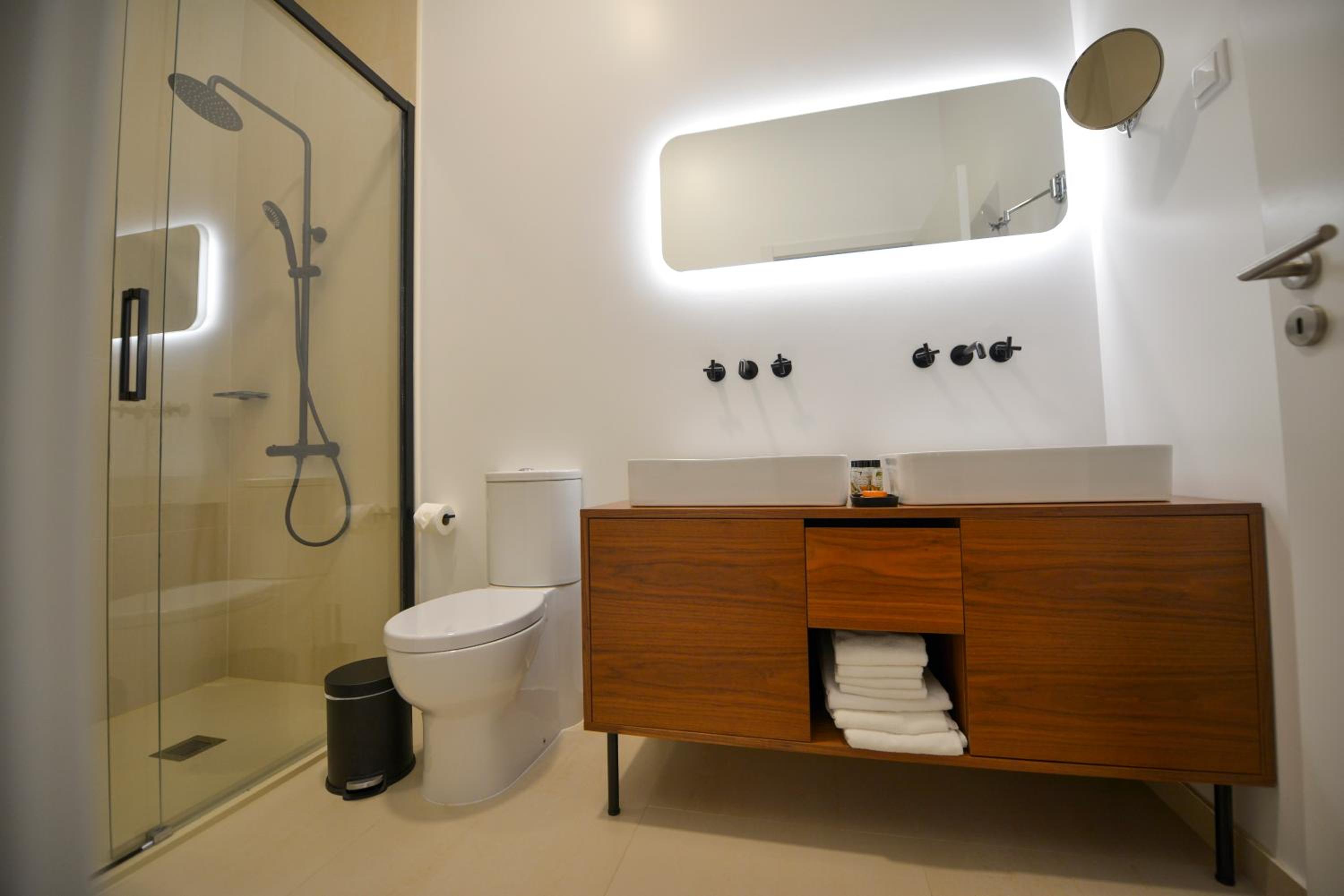 Suite with Pool View - Photo 4