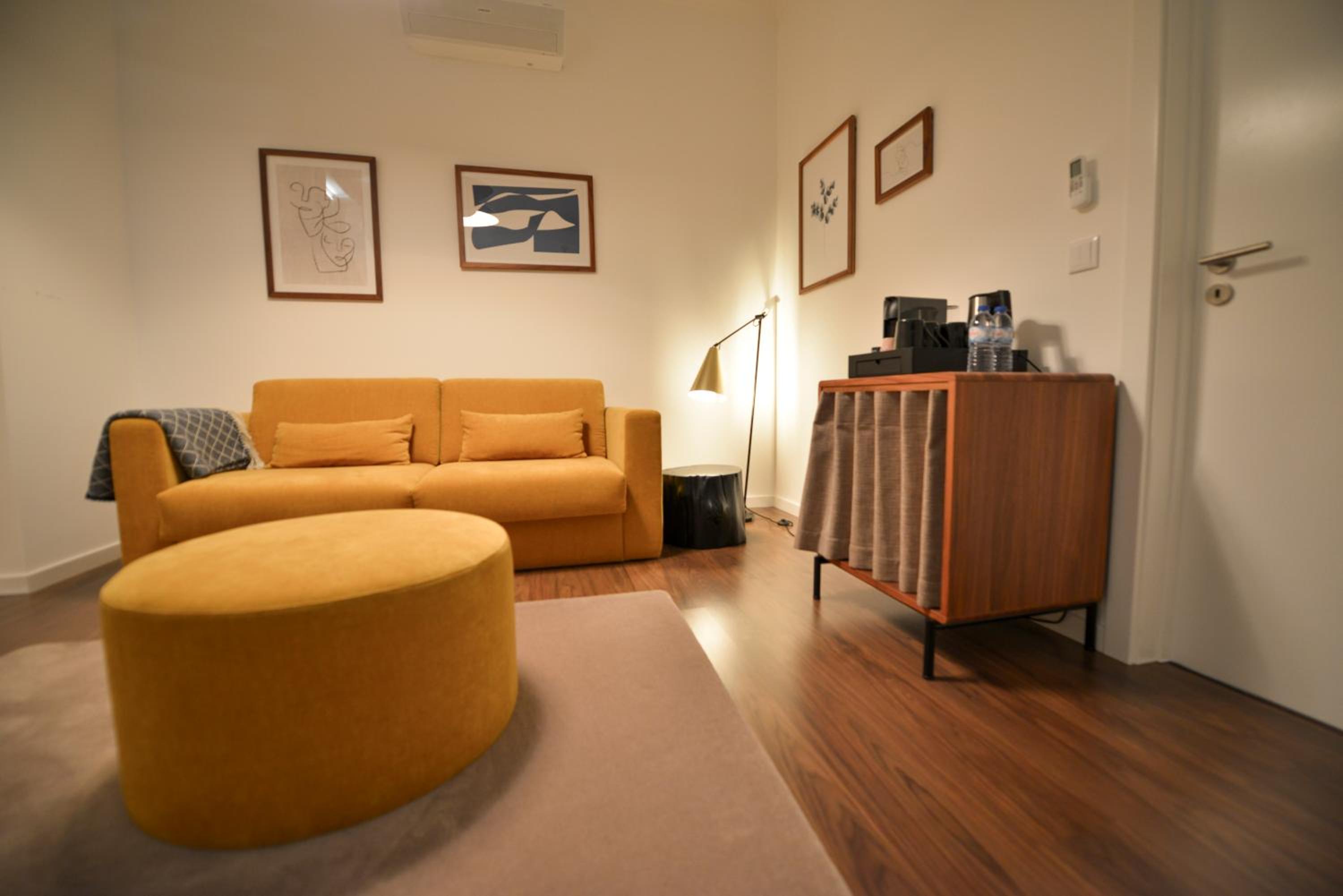 Suite with Pool View - Photo 6