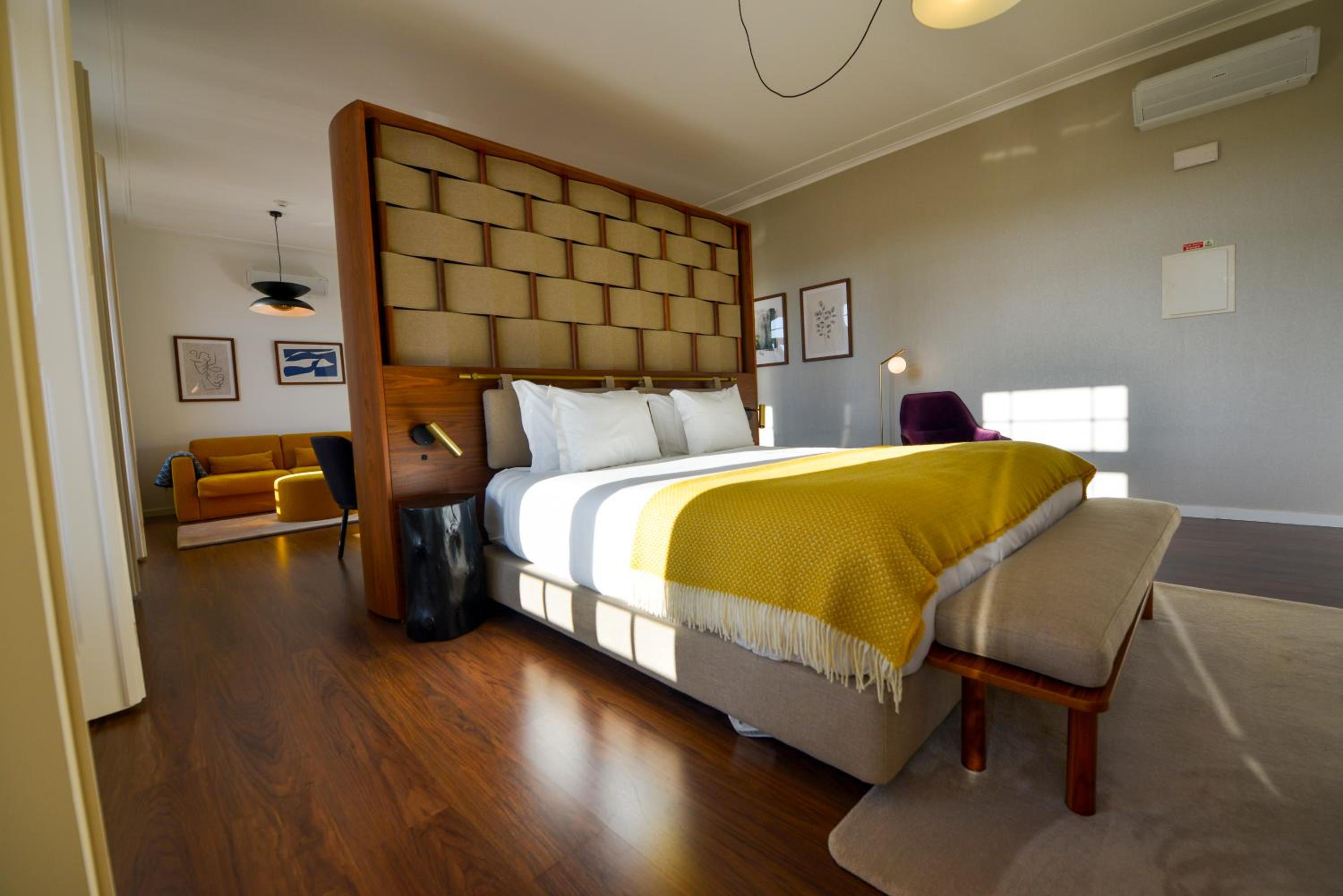 Suite with Pool View - Photo 11