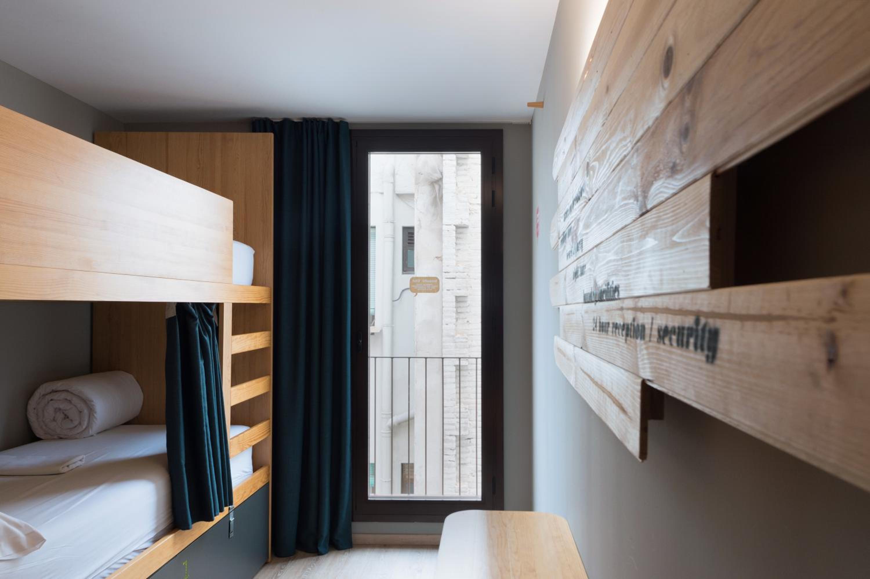 6-Bed Mixed Dormitory Room photo 2