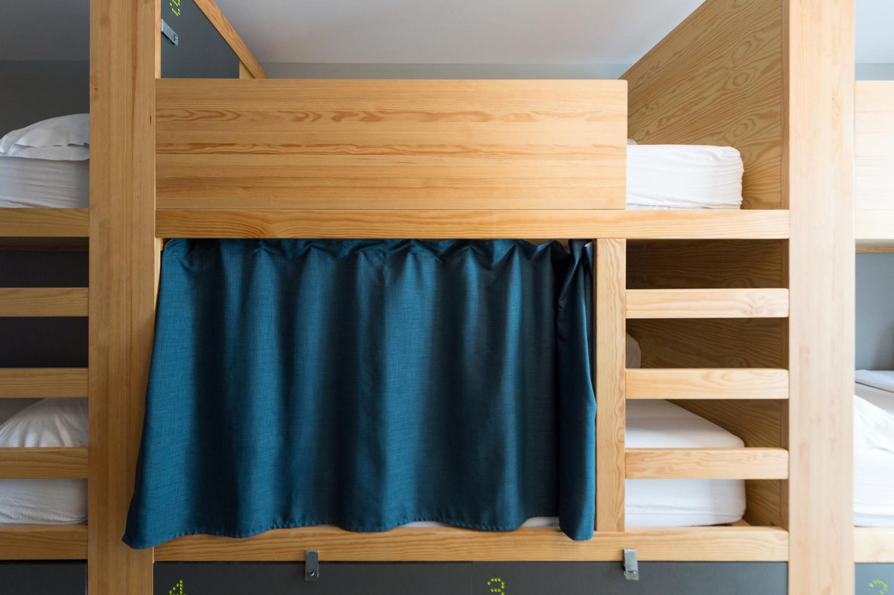 Habitación cuádruple con literas y baño