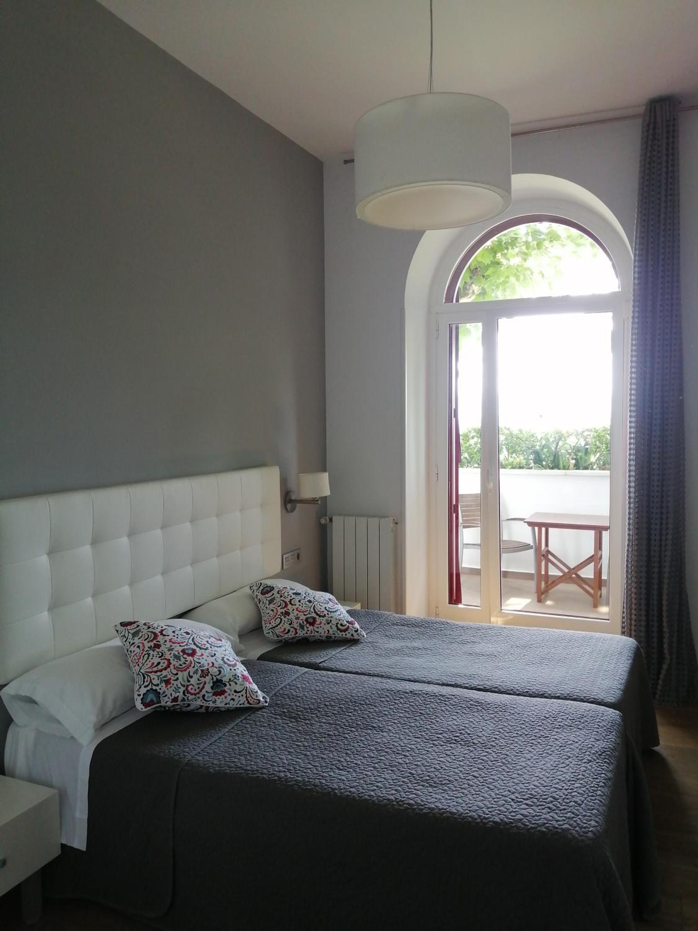 Double or Twin Room with Private Bathroom - Photo 4