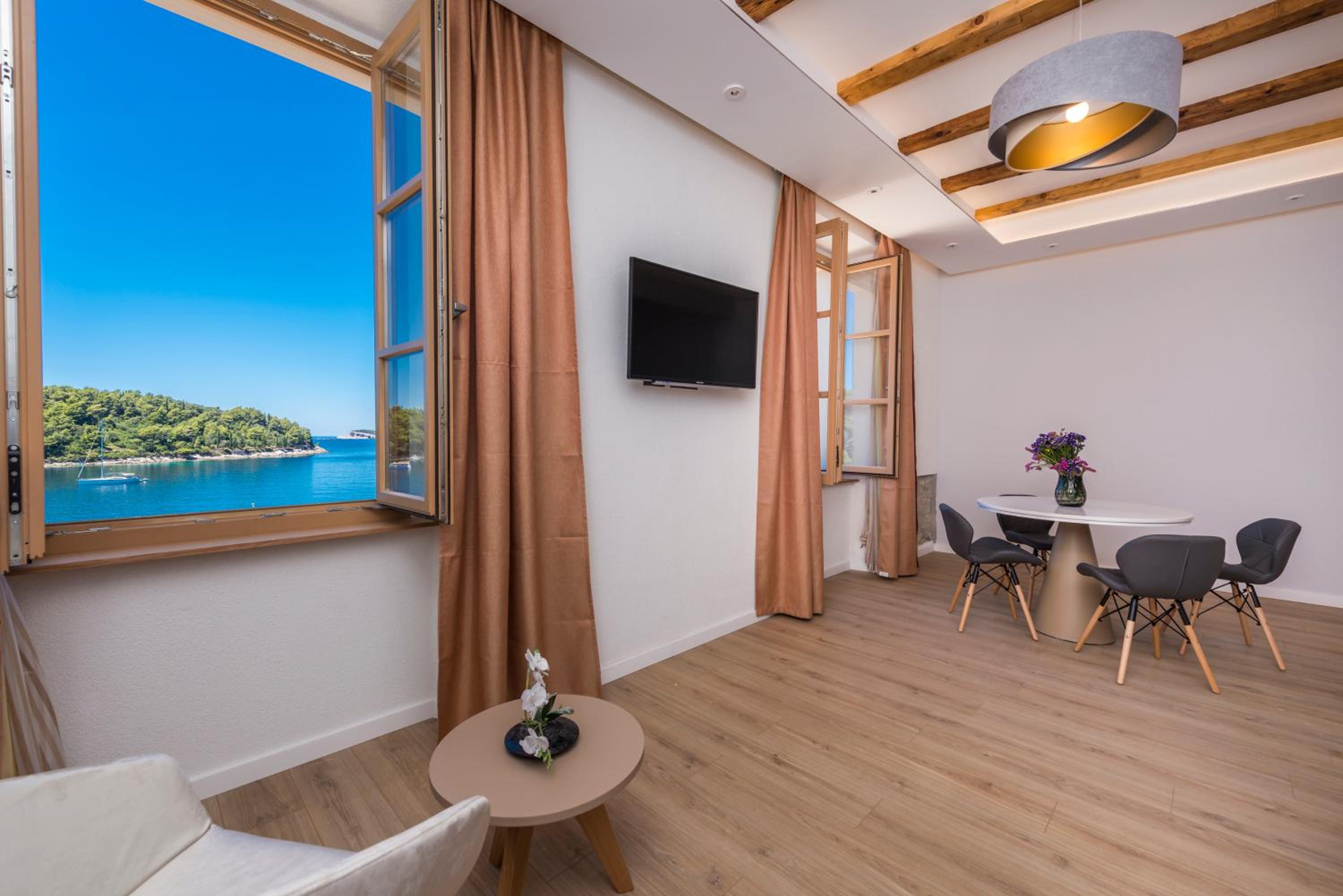 Superior One-Bedroom Apartment with Terrace and Hot Tub