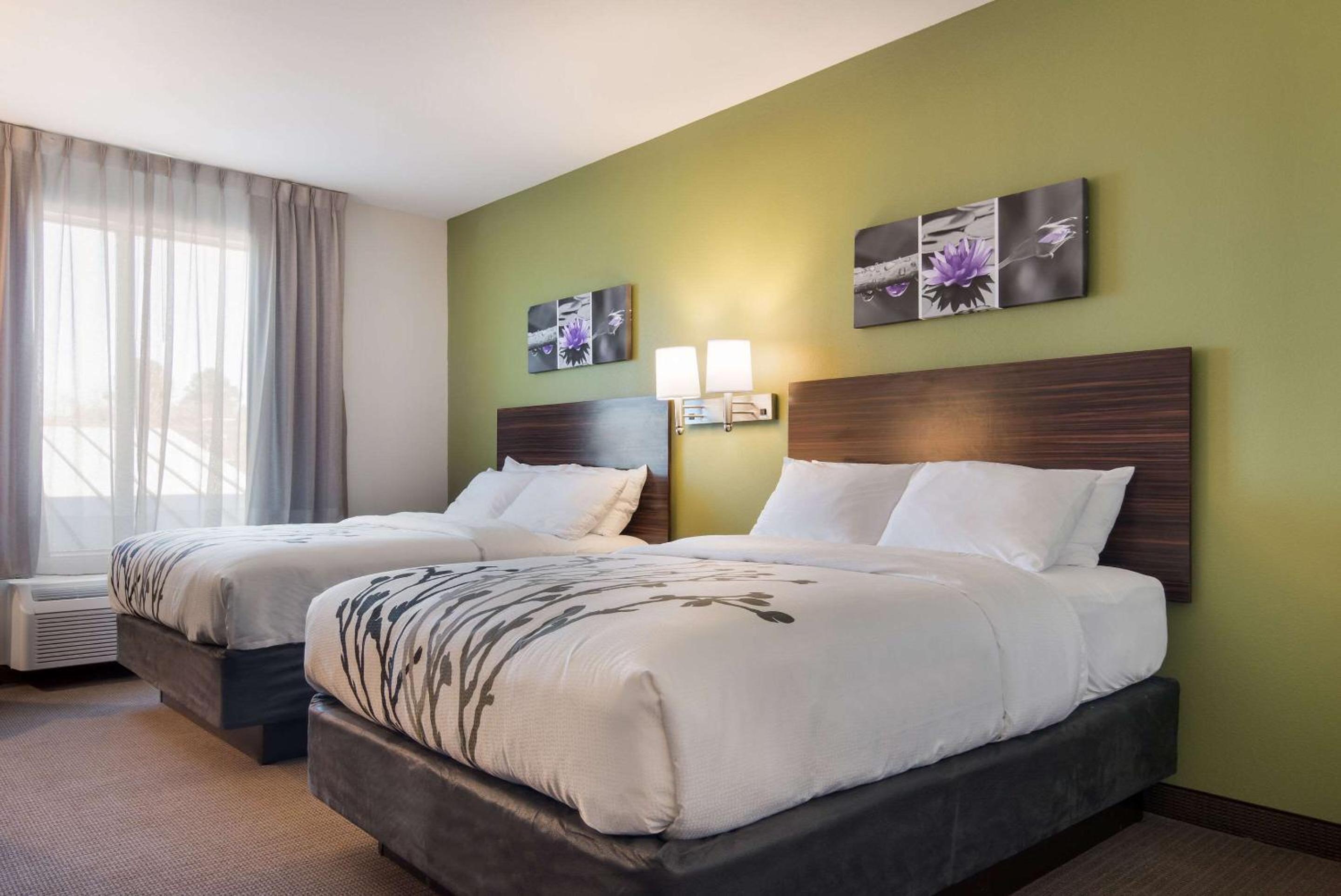 Queen Room with Two Queen Beds - Non-Smoking - Photo 1