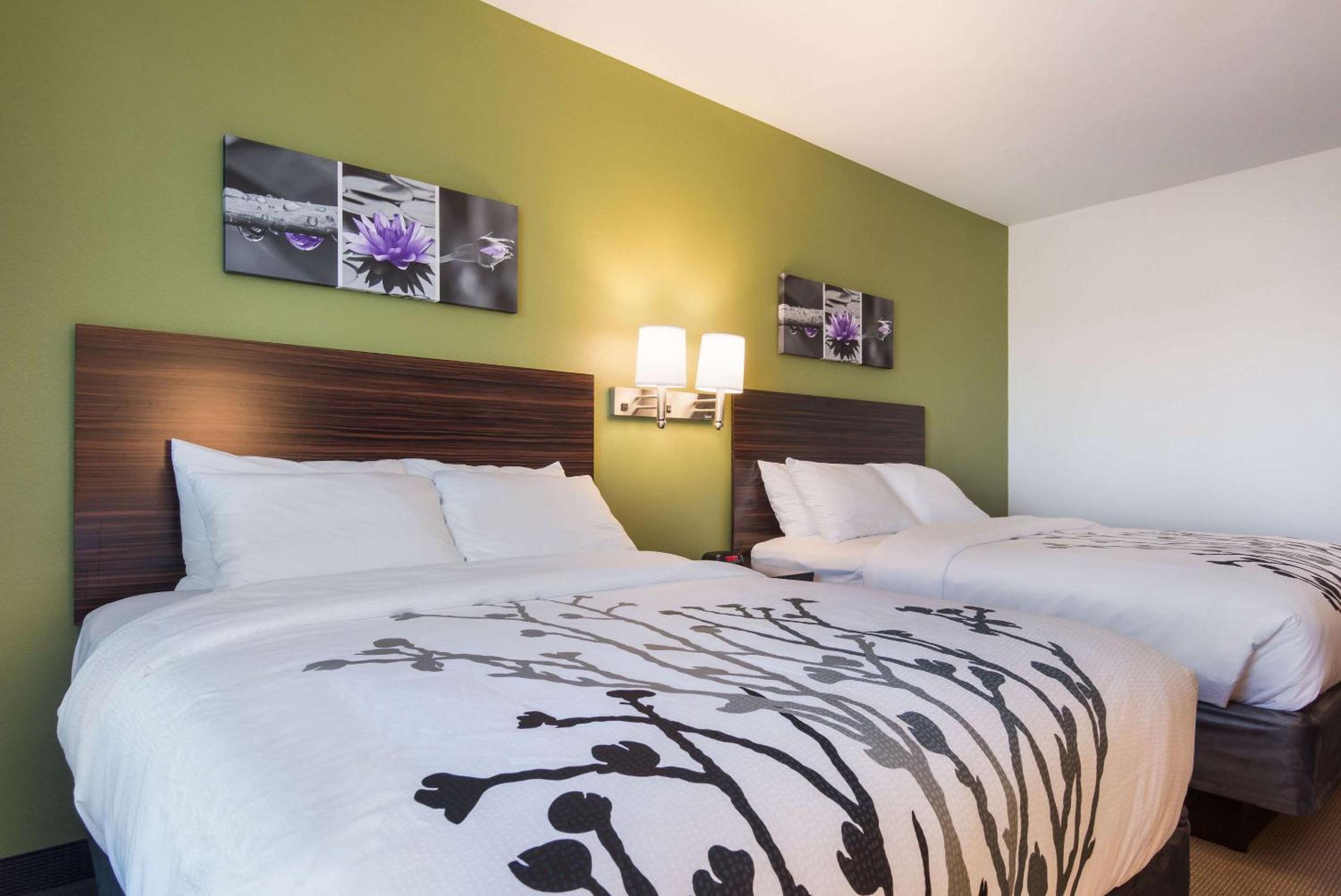 Queen Room with Two Queen Beds - Non-Smoking - Photo 3