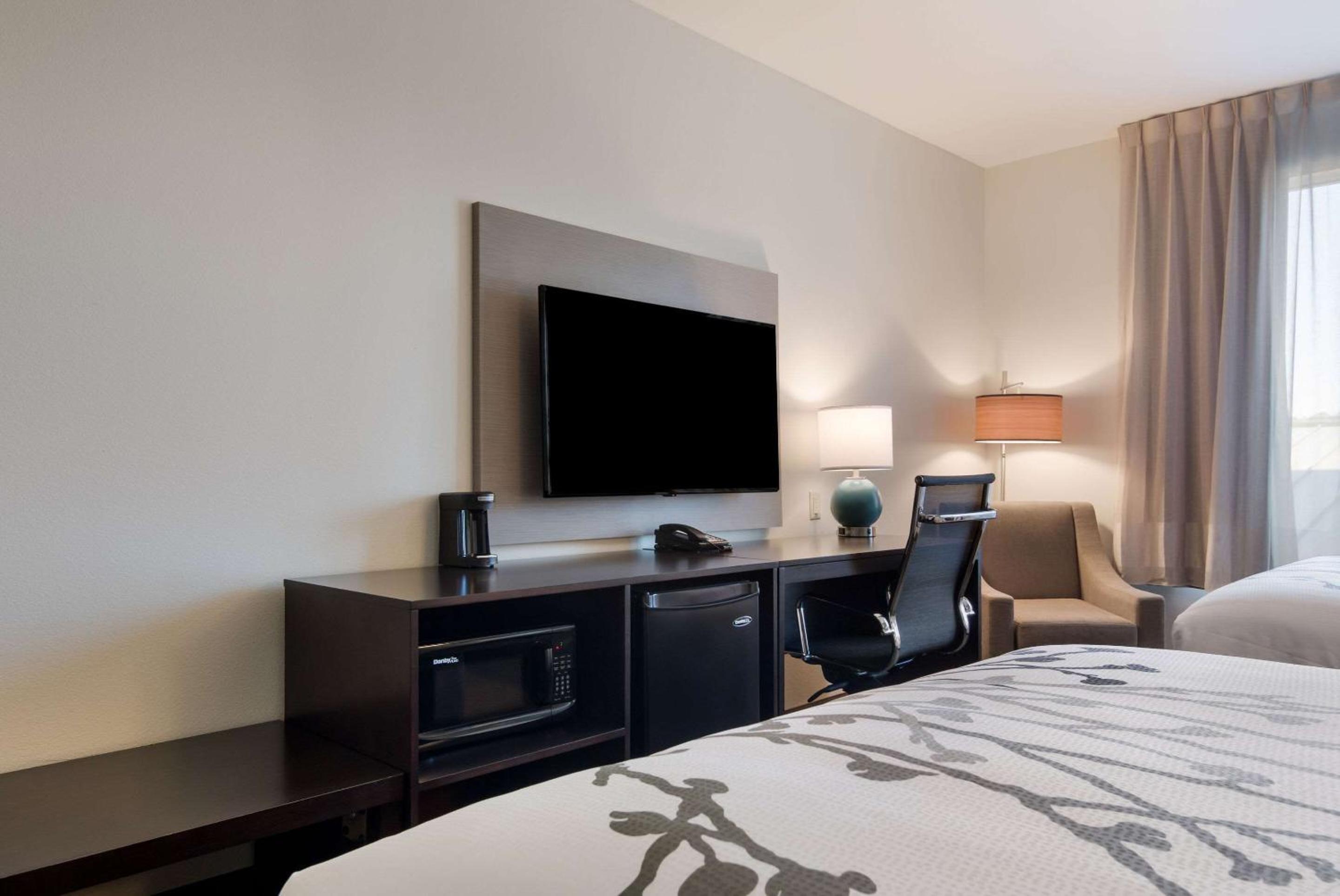 Queen Room with Two Queen Beds - Non-Smoking - Photo 2
