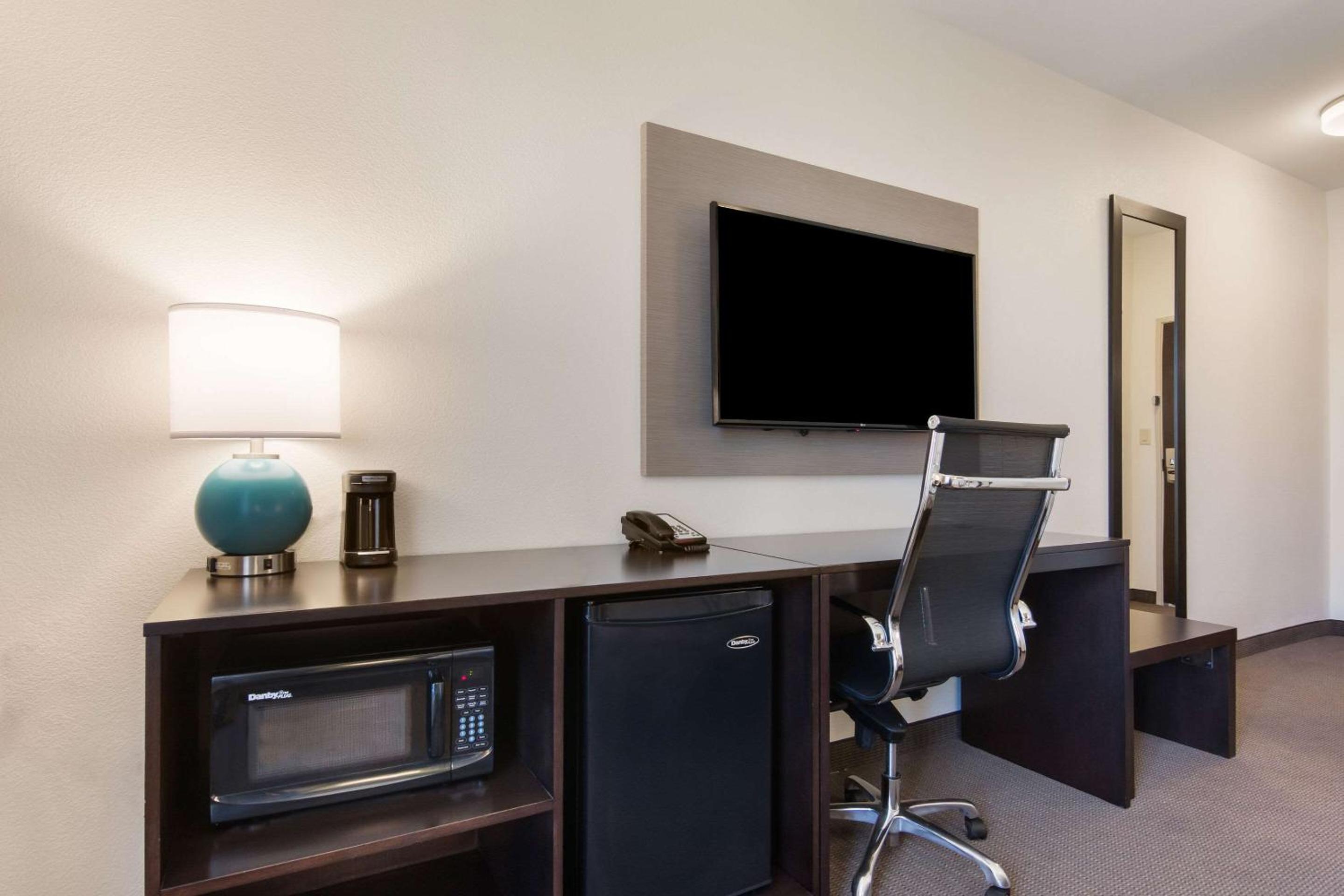King Room - Non-Smoking - Photo 3