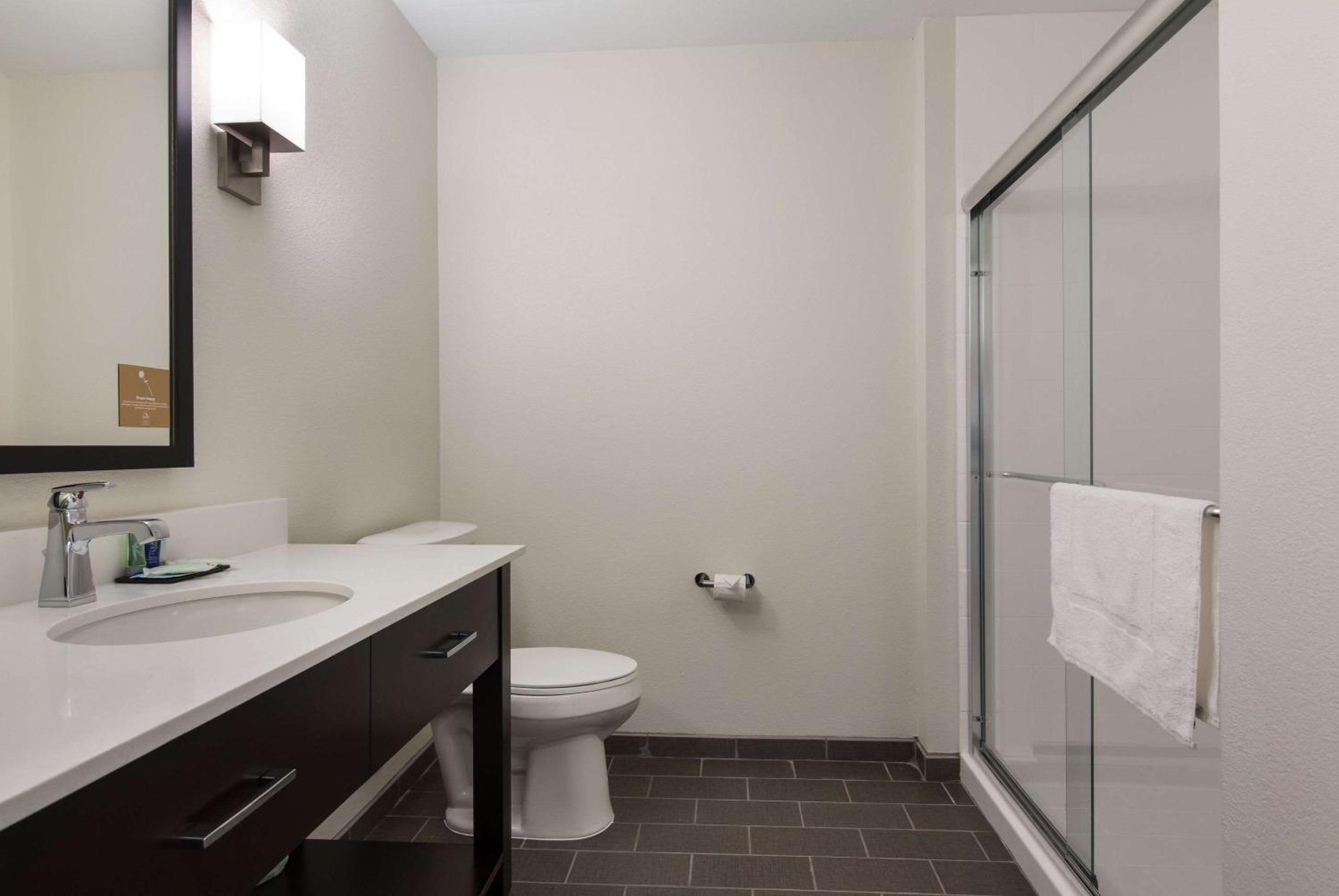 King Room - Non-Smoking - Photo 4