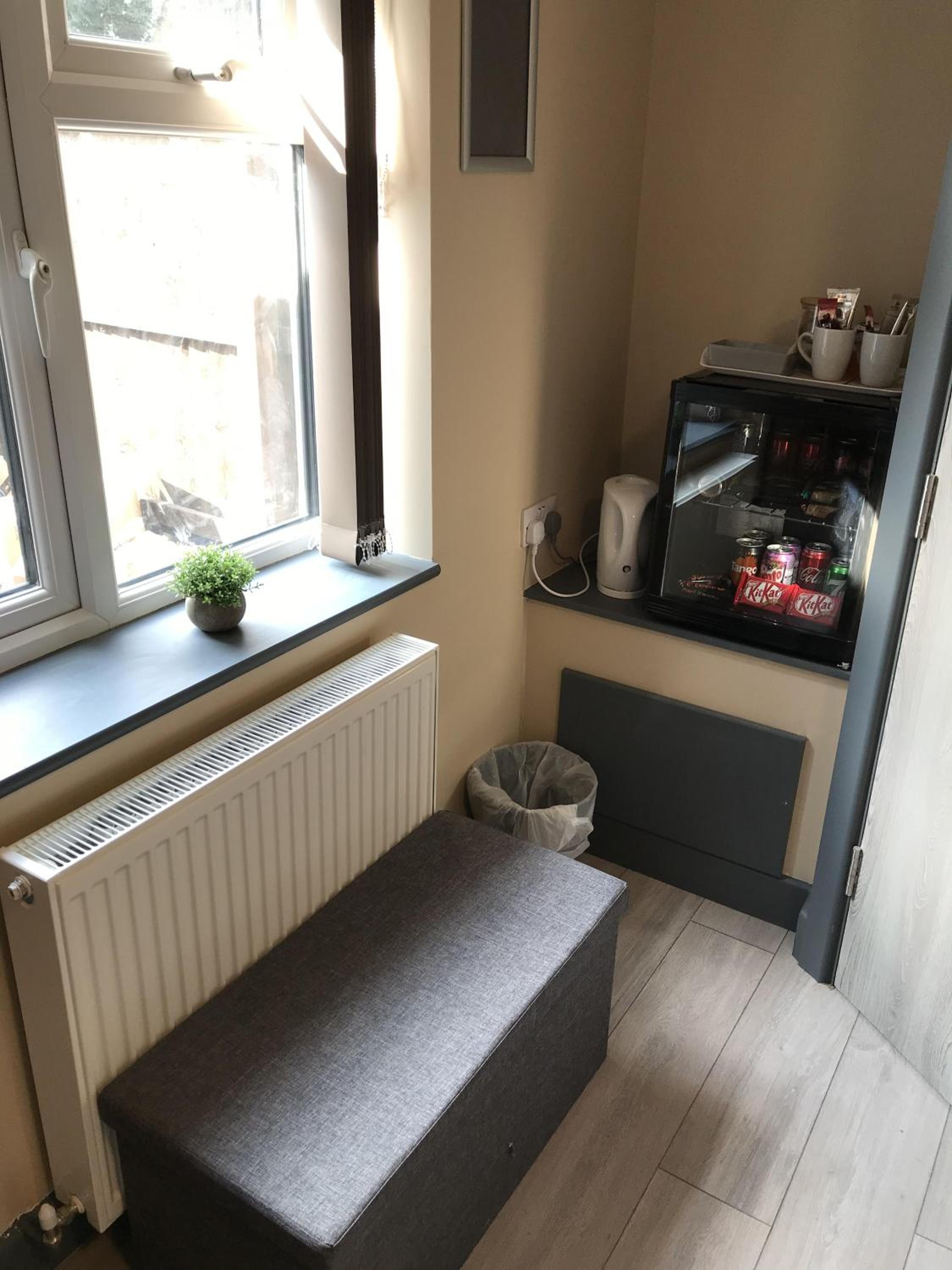 Double Room with Private Bathroom - Photo 9