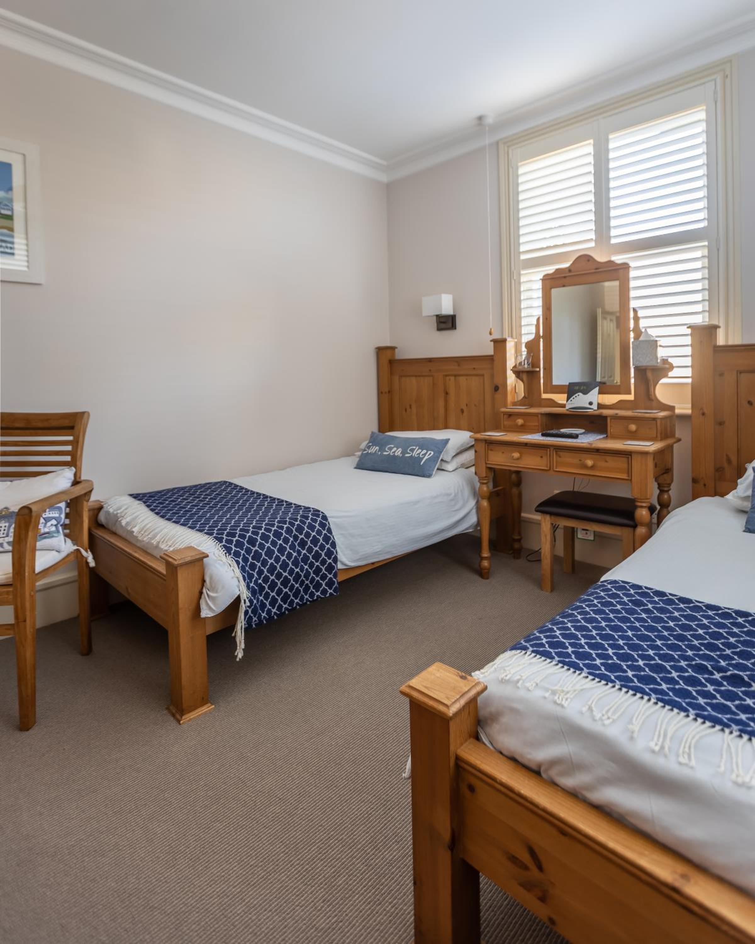 Twin Room with Private Bathroom - Photo 2