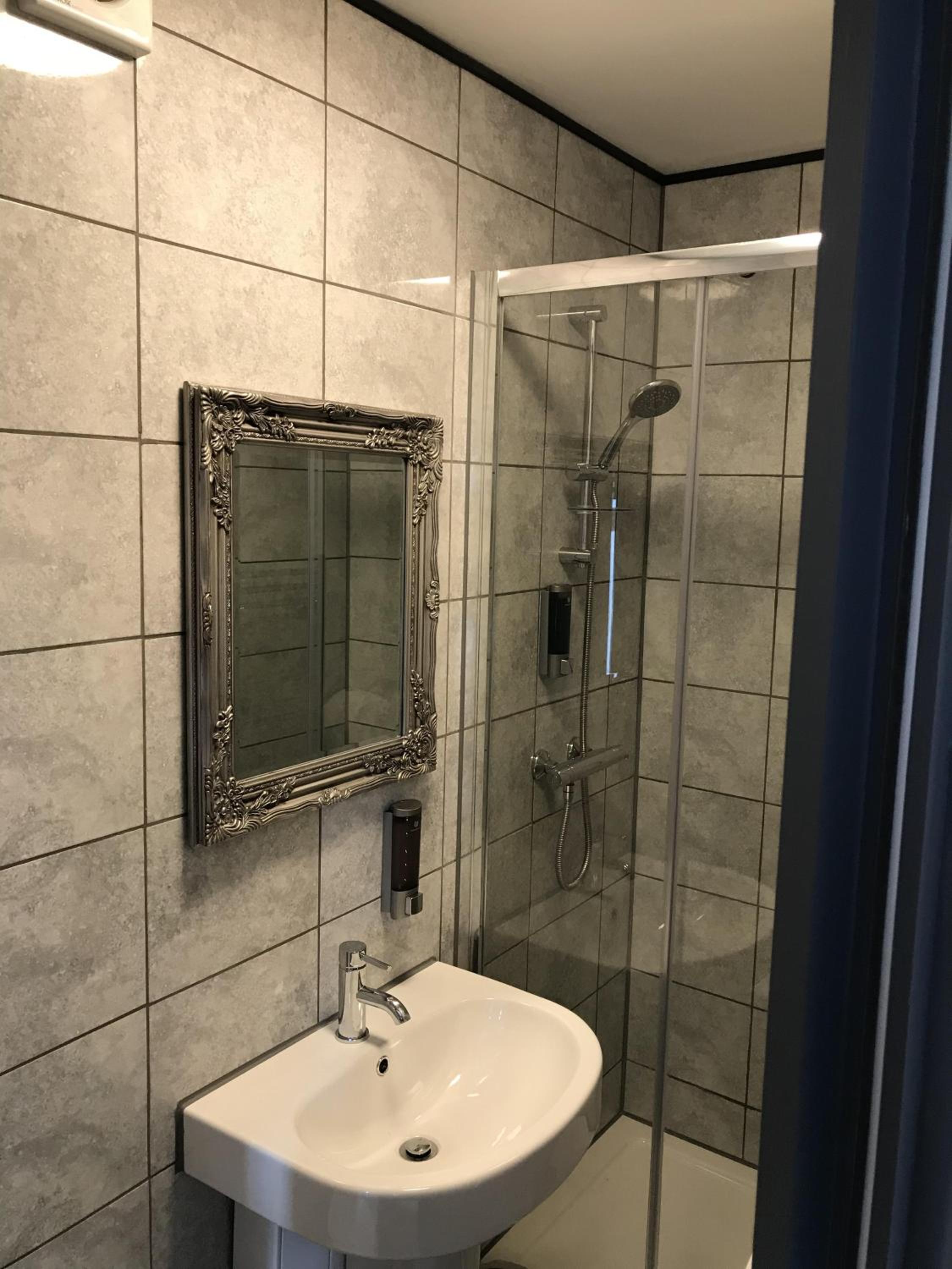 Double Room with Private Bathroom - Photo 4