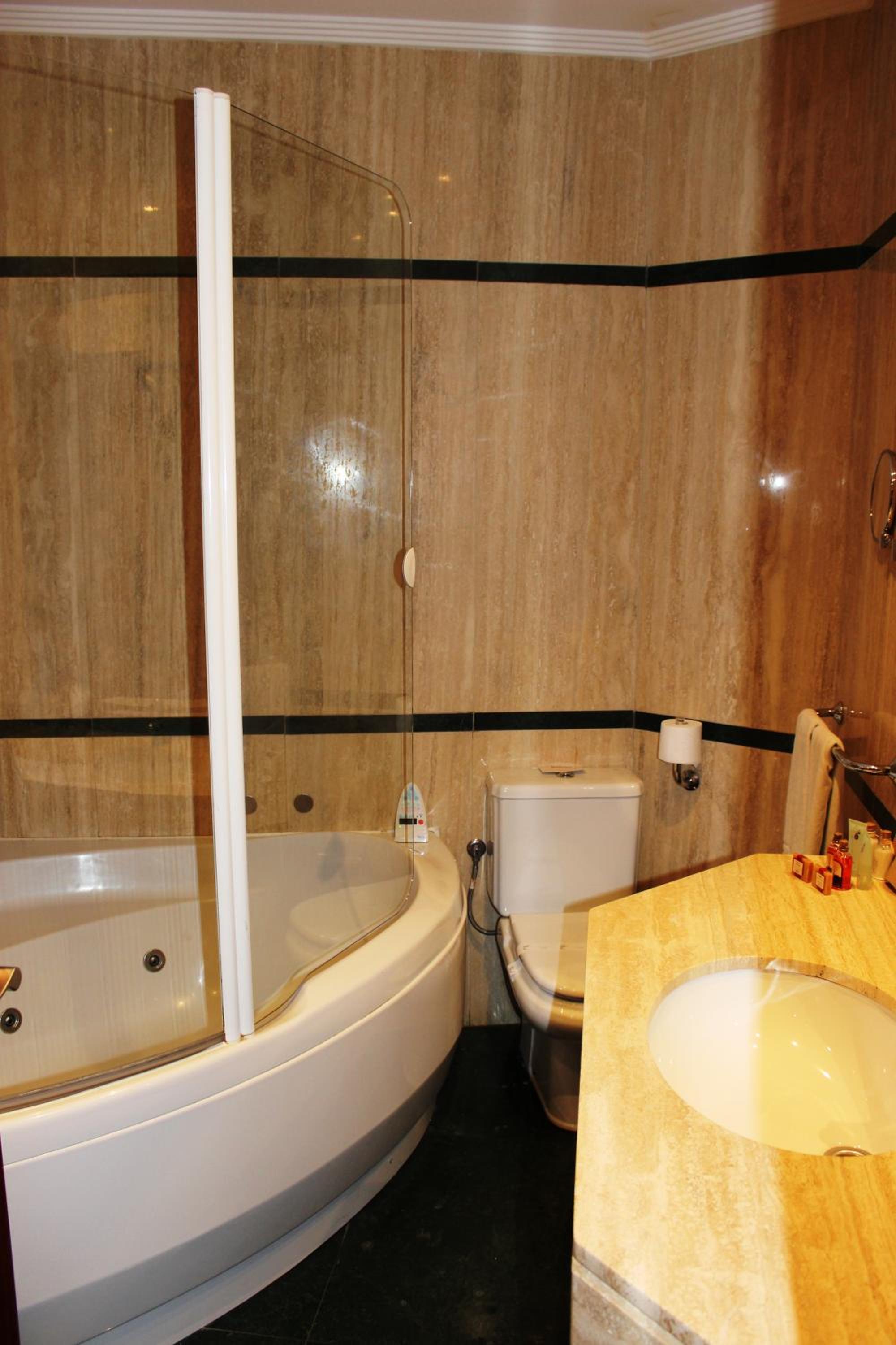 Deluxe Double Room with Spa Bath  - Photo 8