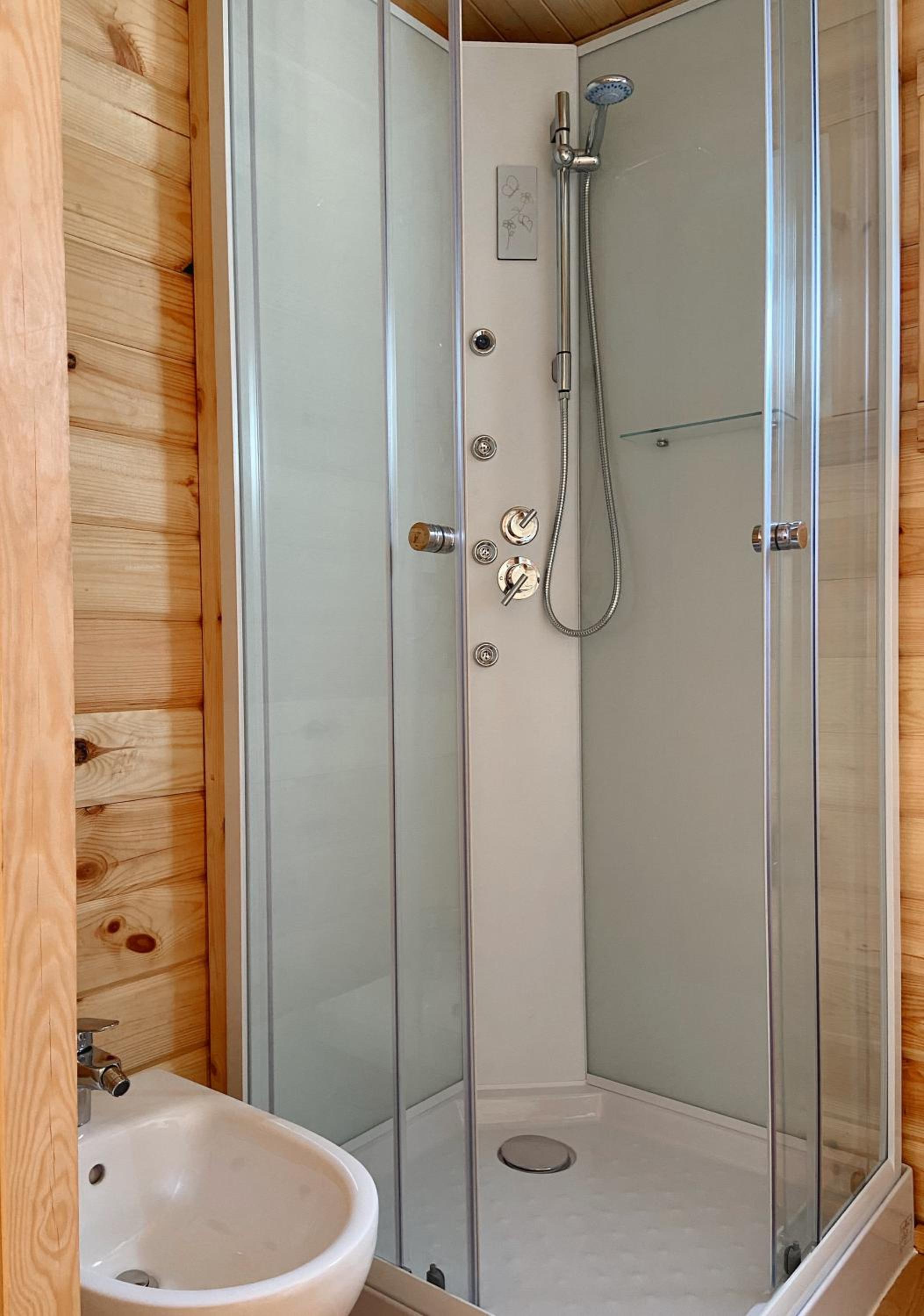 Two-Bedroom Chalet with Private Bathroom photo 2