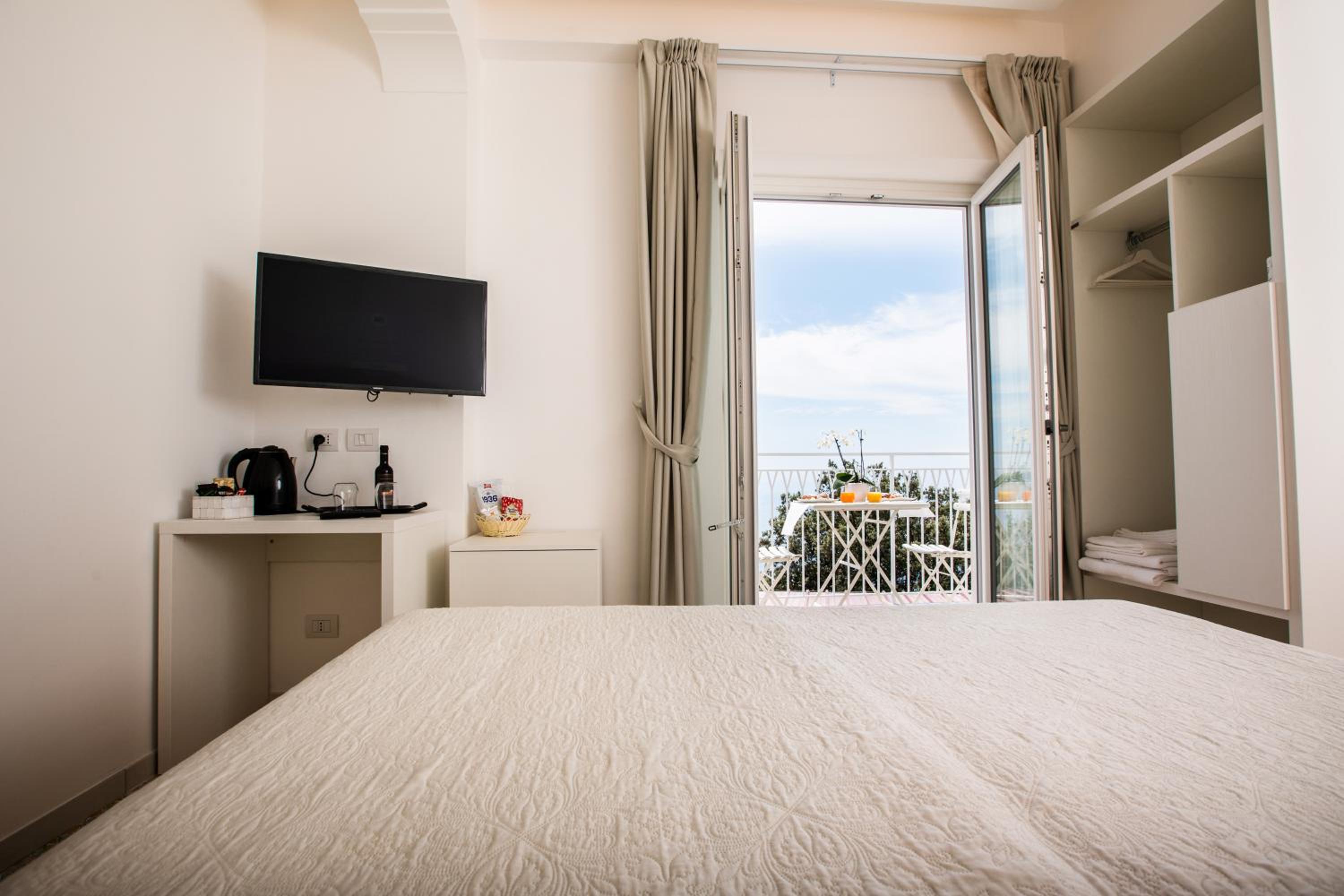 Deluxe Double Room with Balcony and Sea View - Photo 7