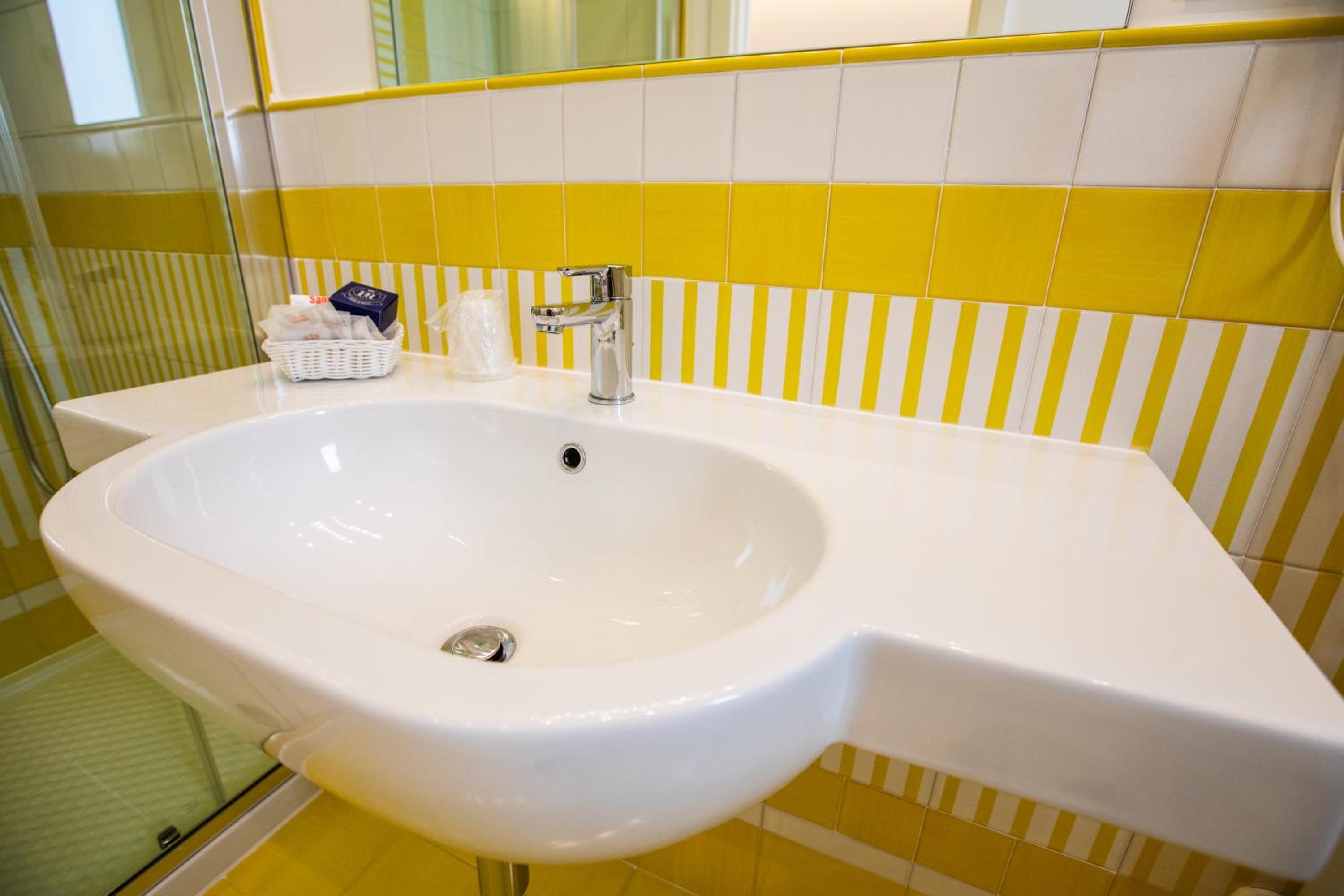 Deluxe Double Room with Balcony and Sea View - Photo 12