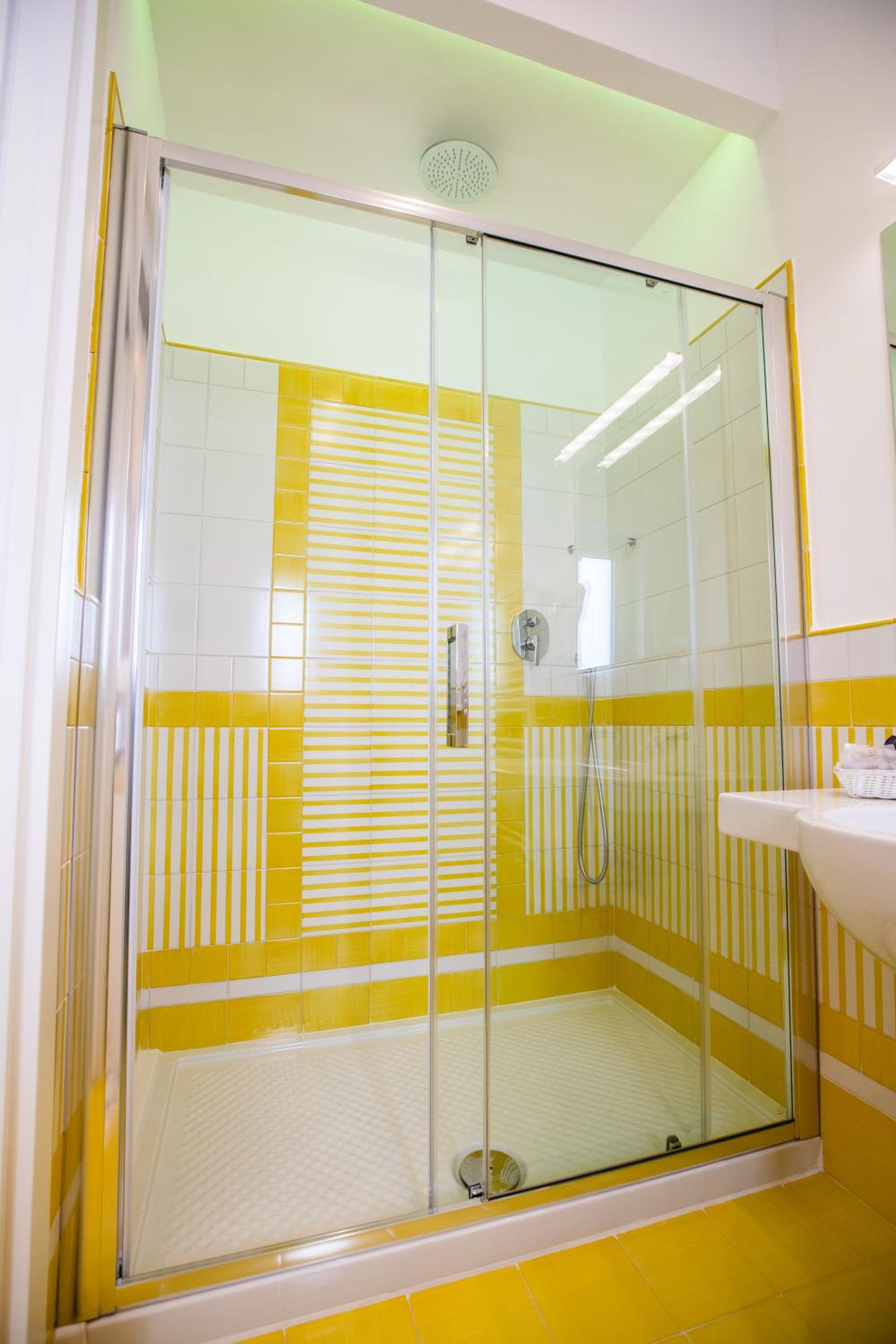 Deluxe Double Room with Balcony and Sea View - Photo 11