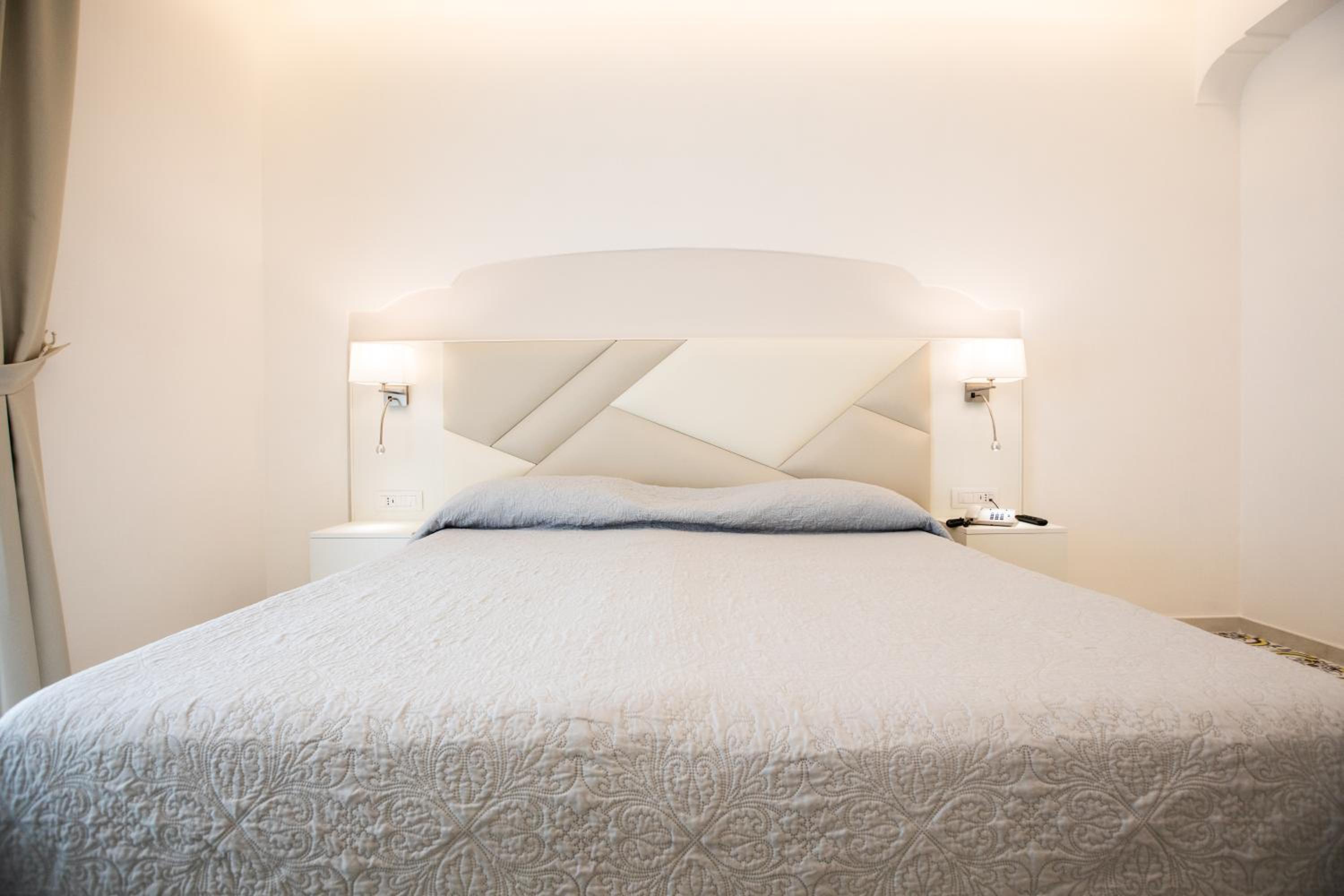 Deluxe Double Room with Balcony - Photo 4