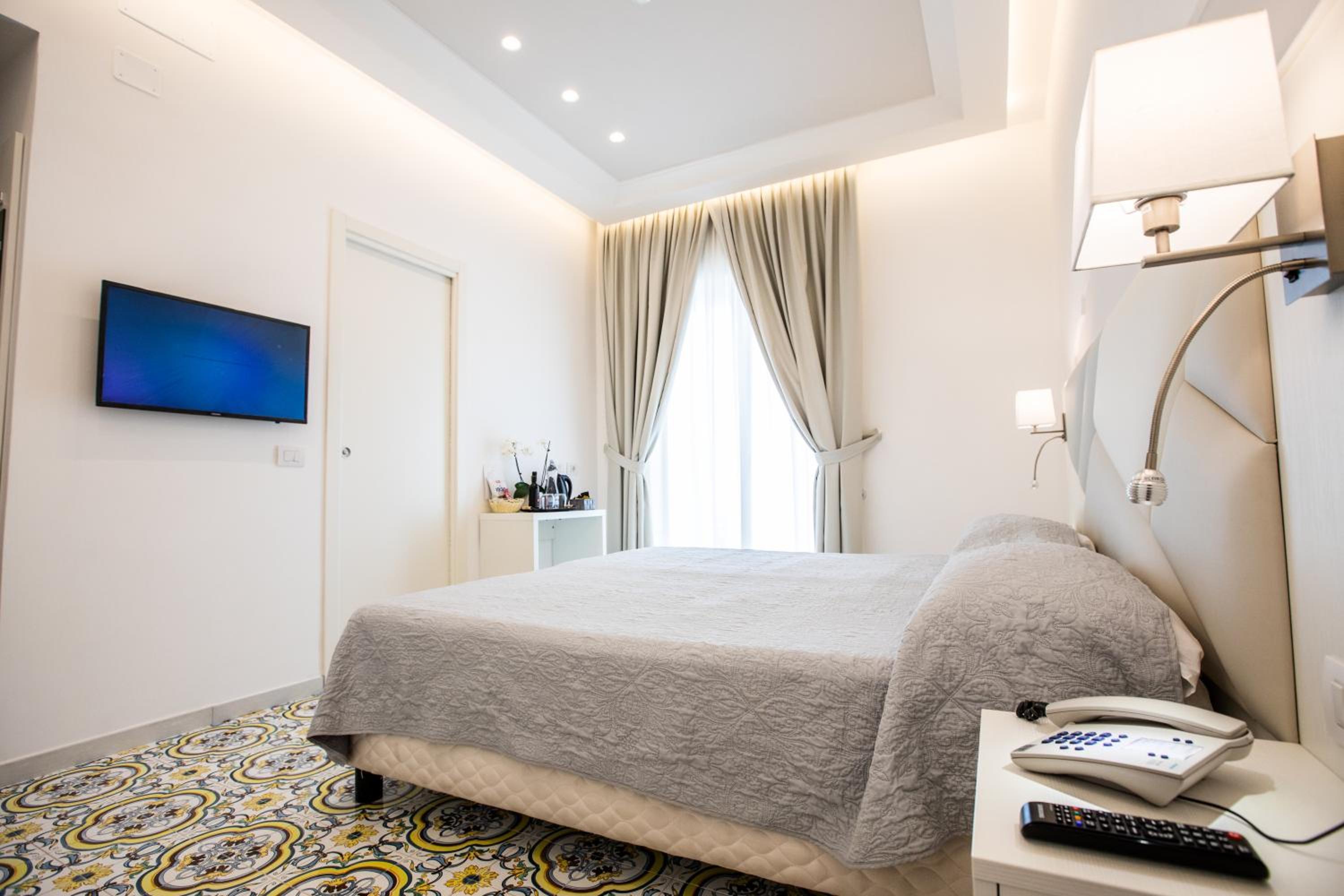 Deluxe Double Room with Balcony - Photo 13