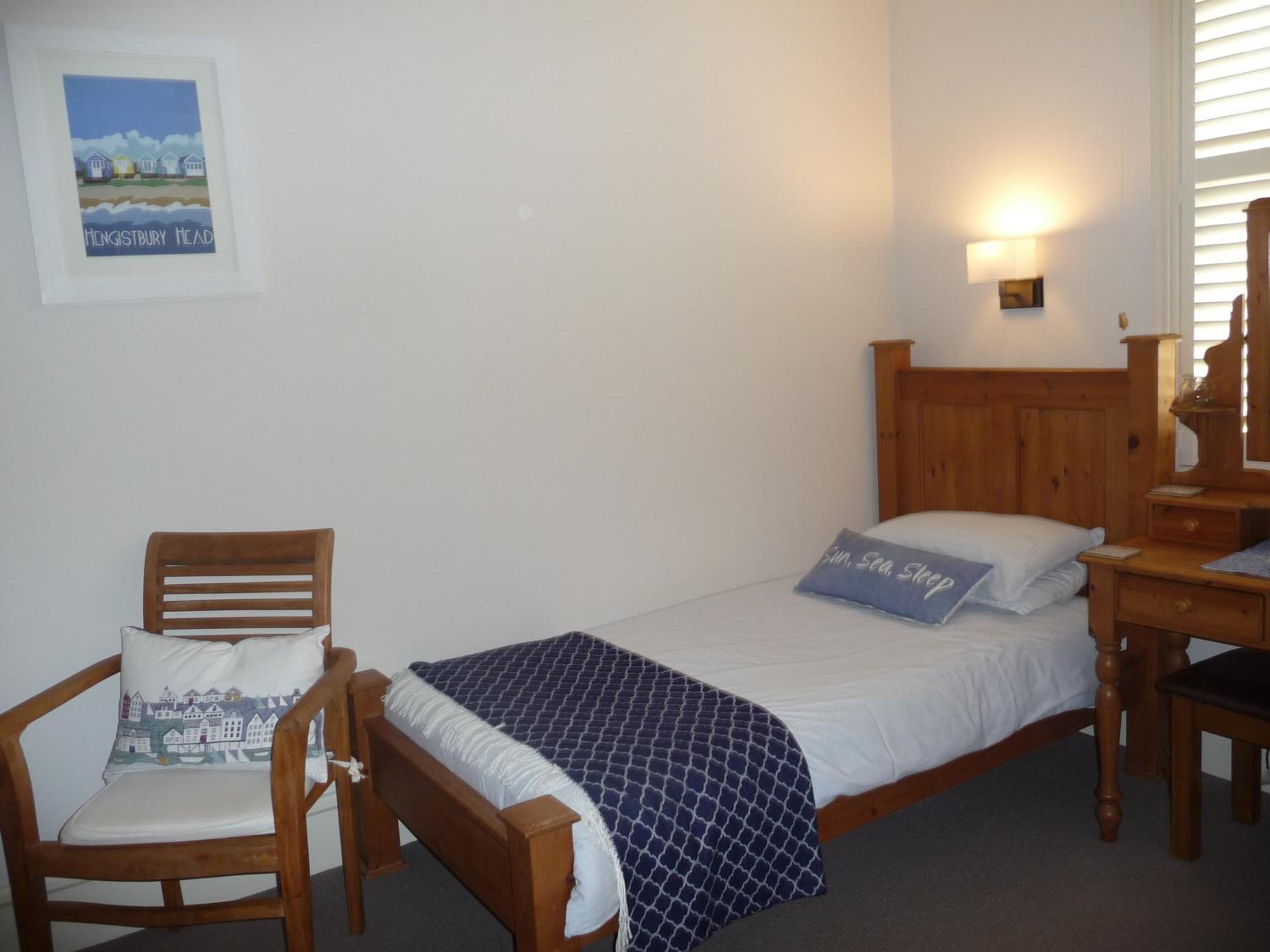 Twin Room with Private Bathroom - Photo 3