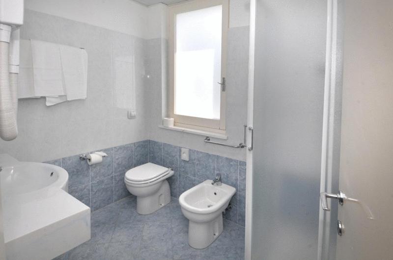 Double or Twin Room with Balcony and Sea View photo 2