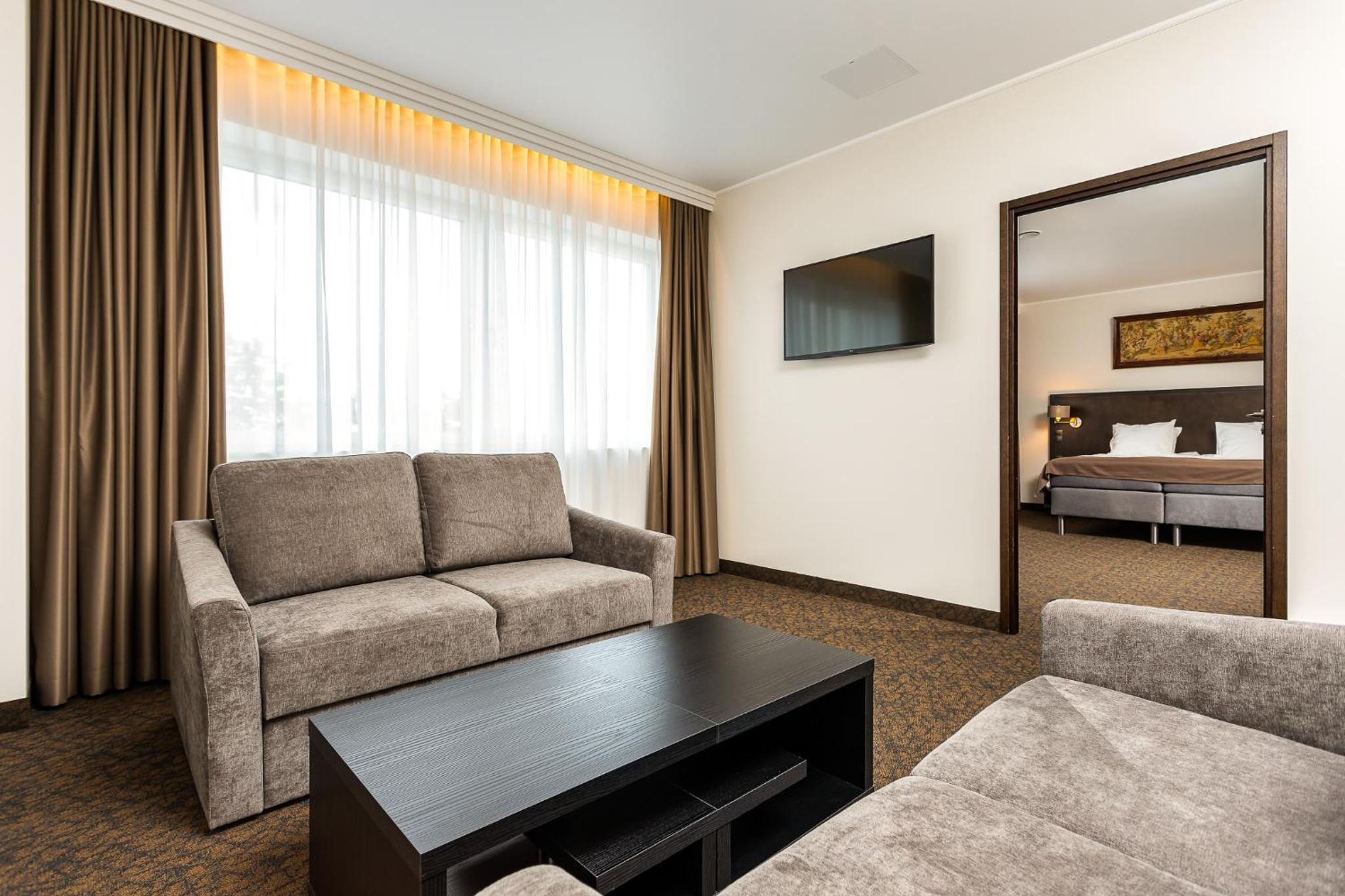 One-Bedroom Suite - Photo 2