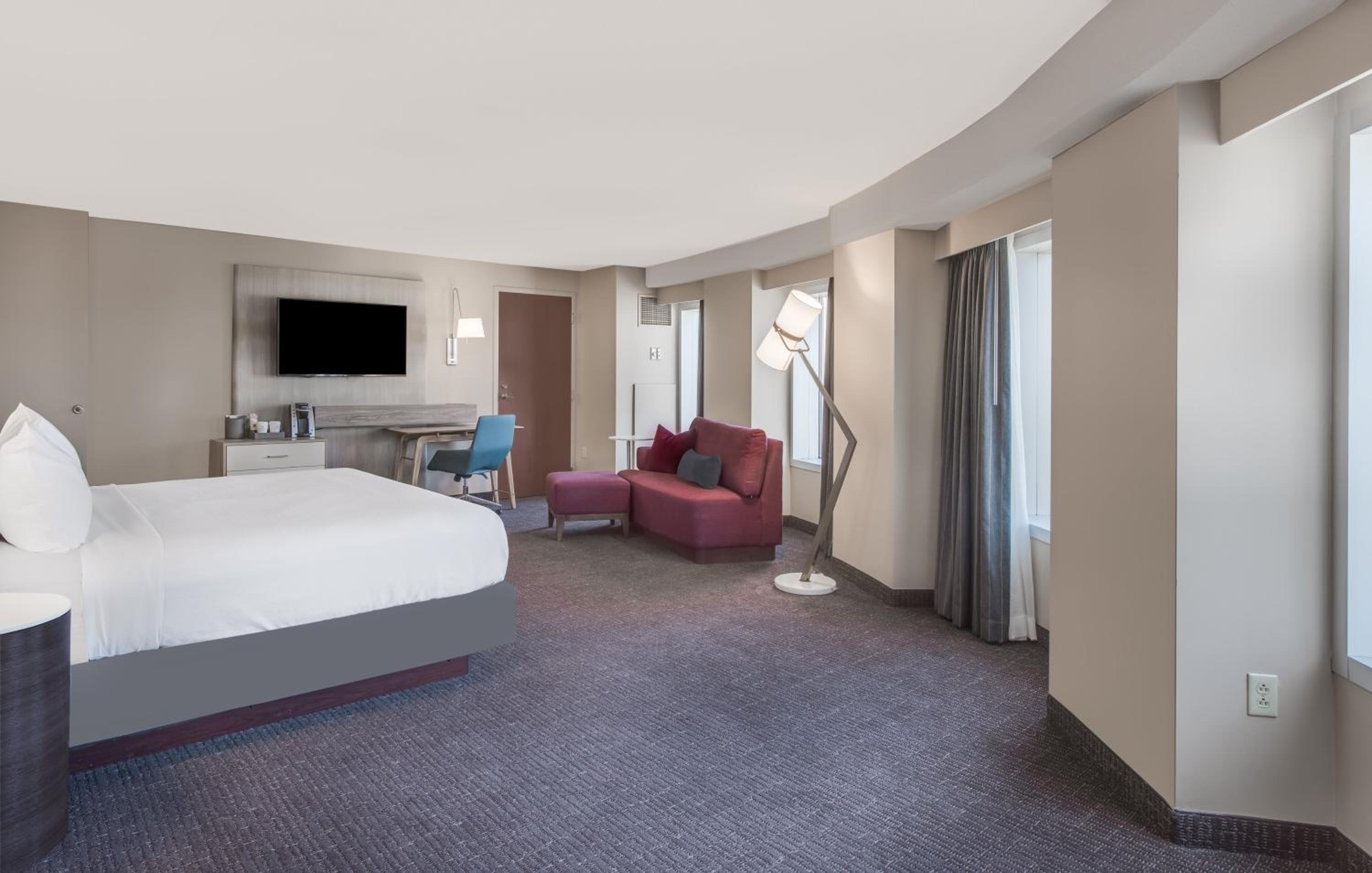 One-Bedroom King Suite - Photo 6