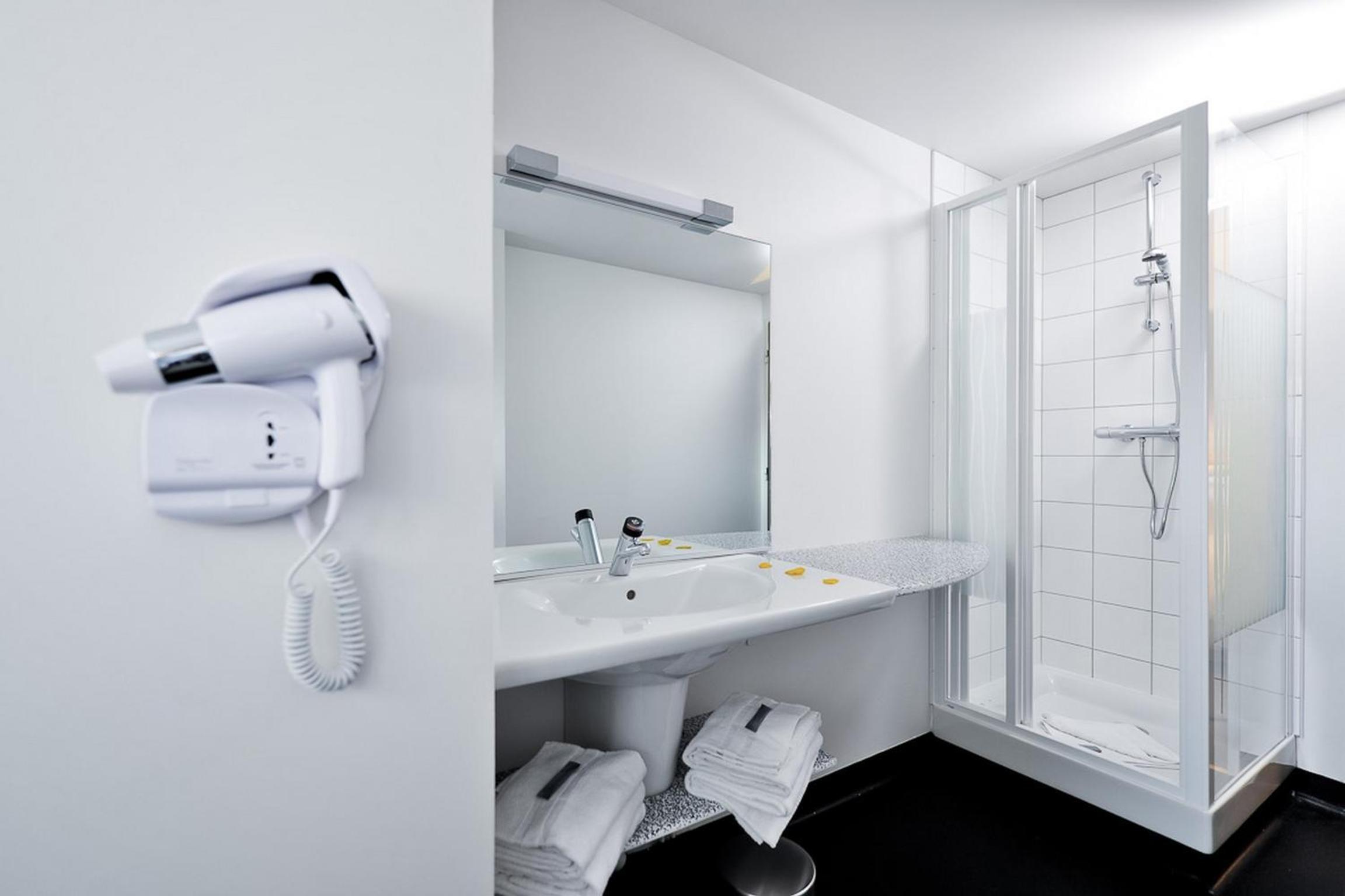 Double or Twin Room - Photo 6