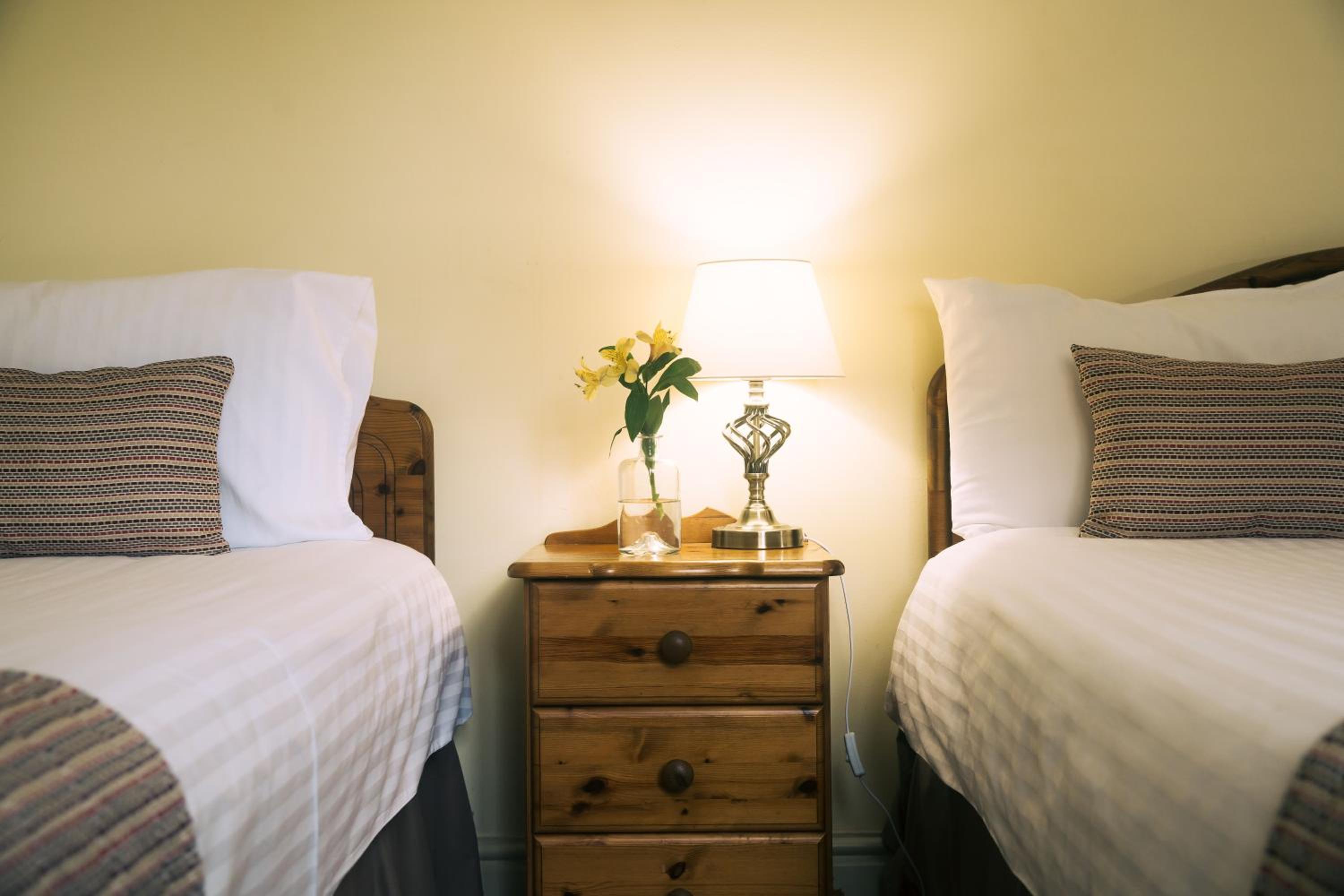 Large Twin Room - Photo 5