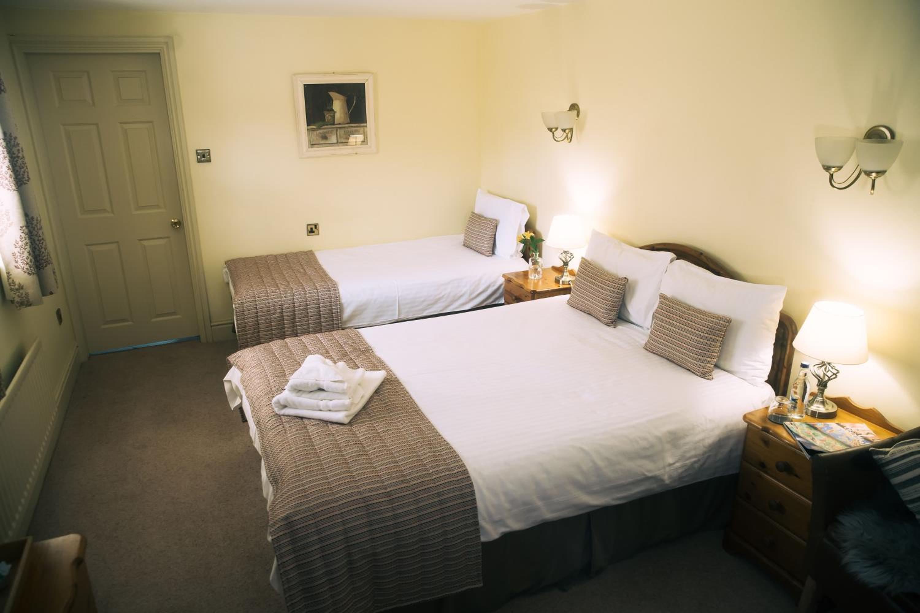Large Twin Room - Photo 3