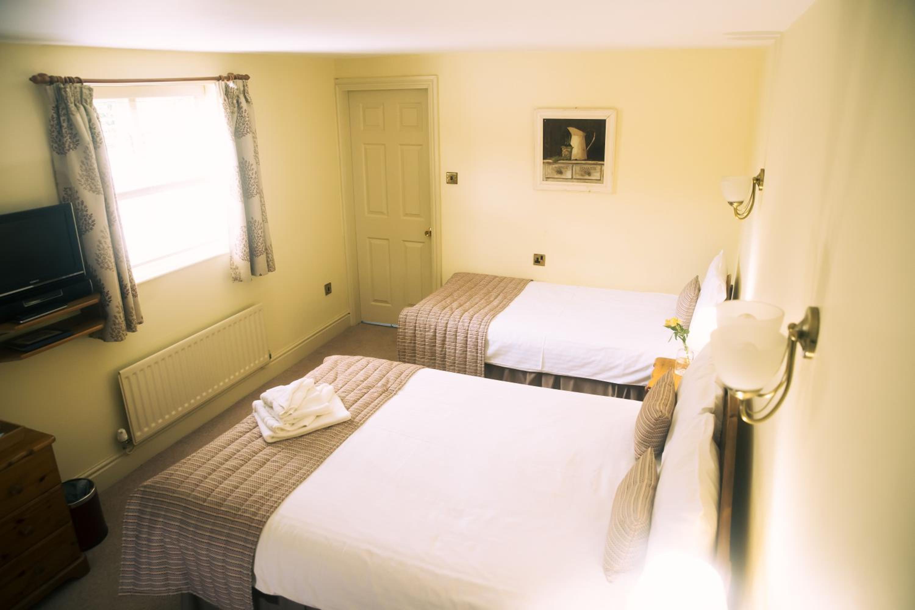 Large Twin Room - Photo 1