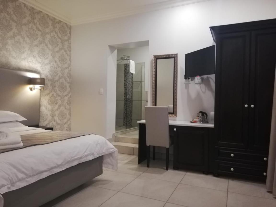 Queen Room photo 1