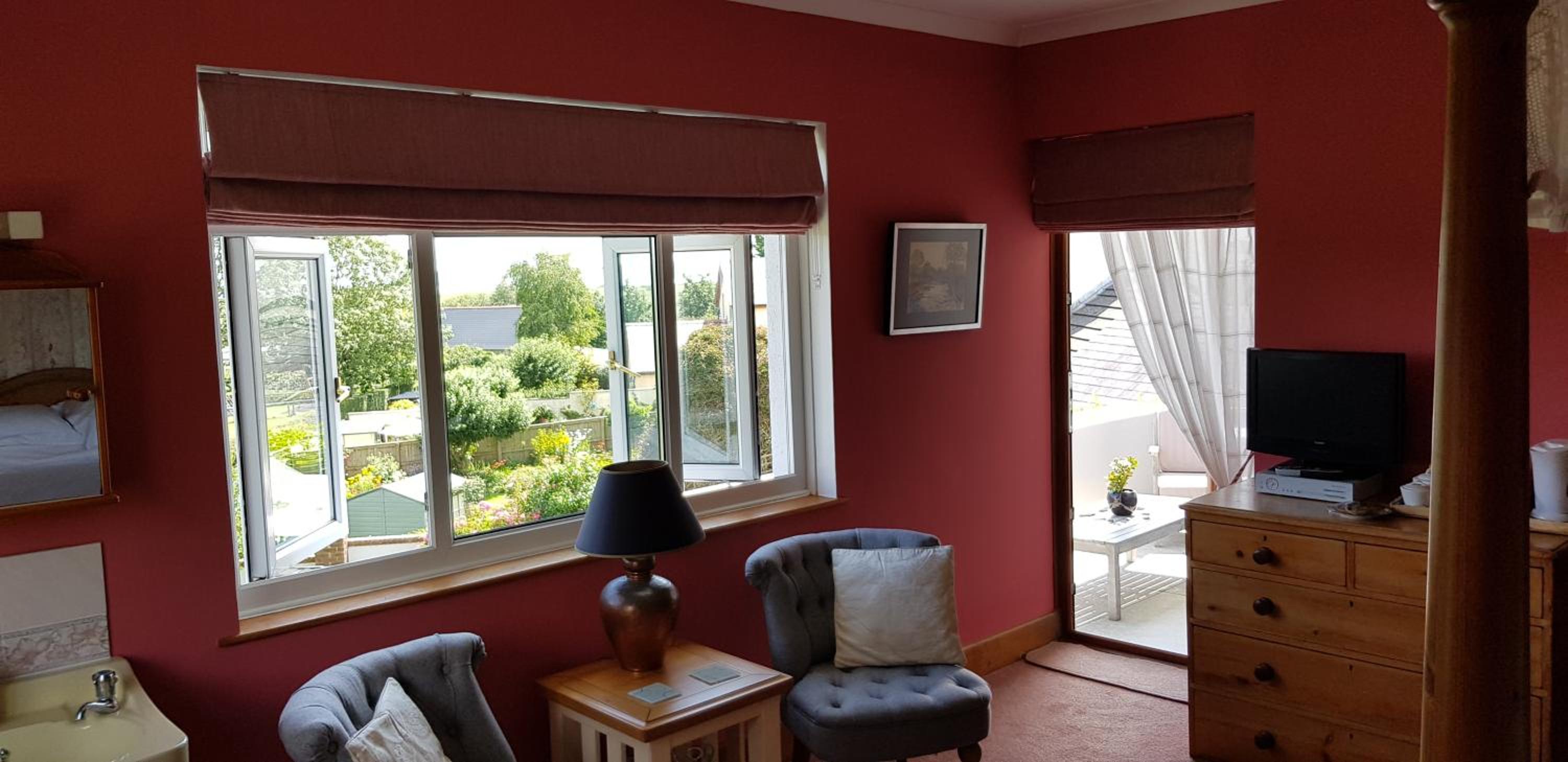 Deluxe King Room with Balcony photo 3