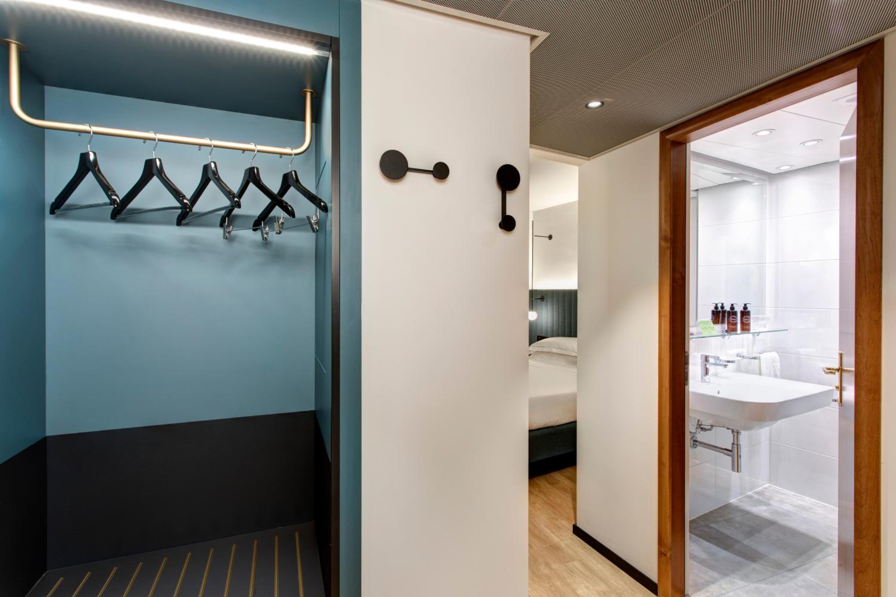 Double or Twin Room with Air Conditioning - Photo 2