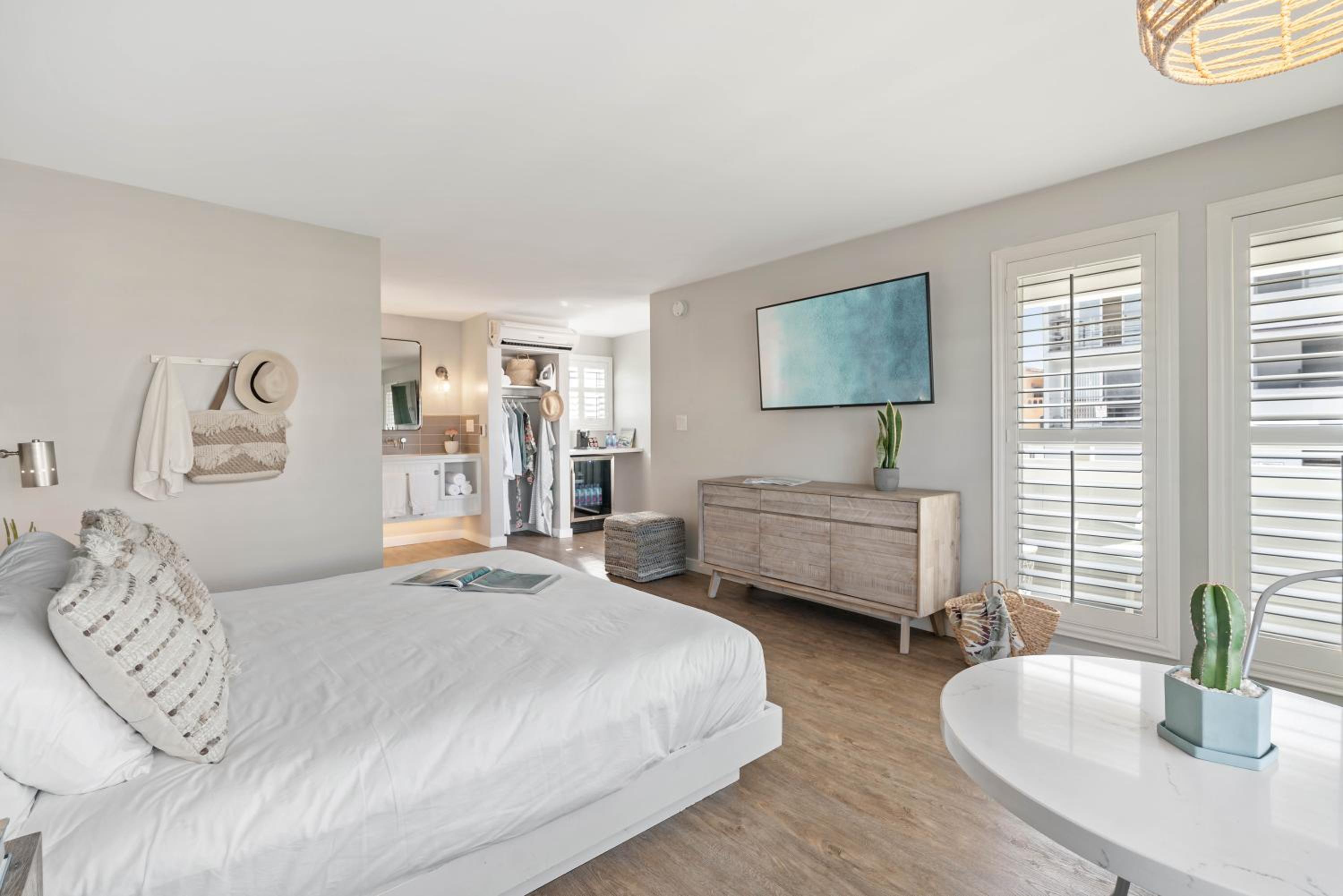 King Room with Balcony - Photo 3
