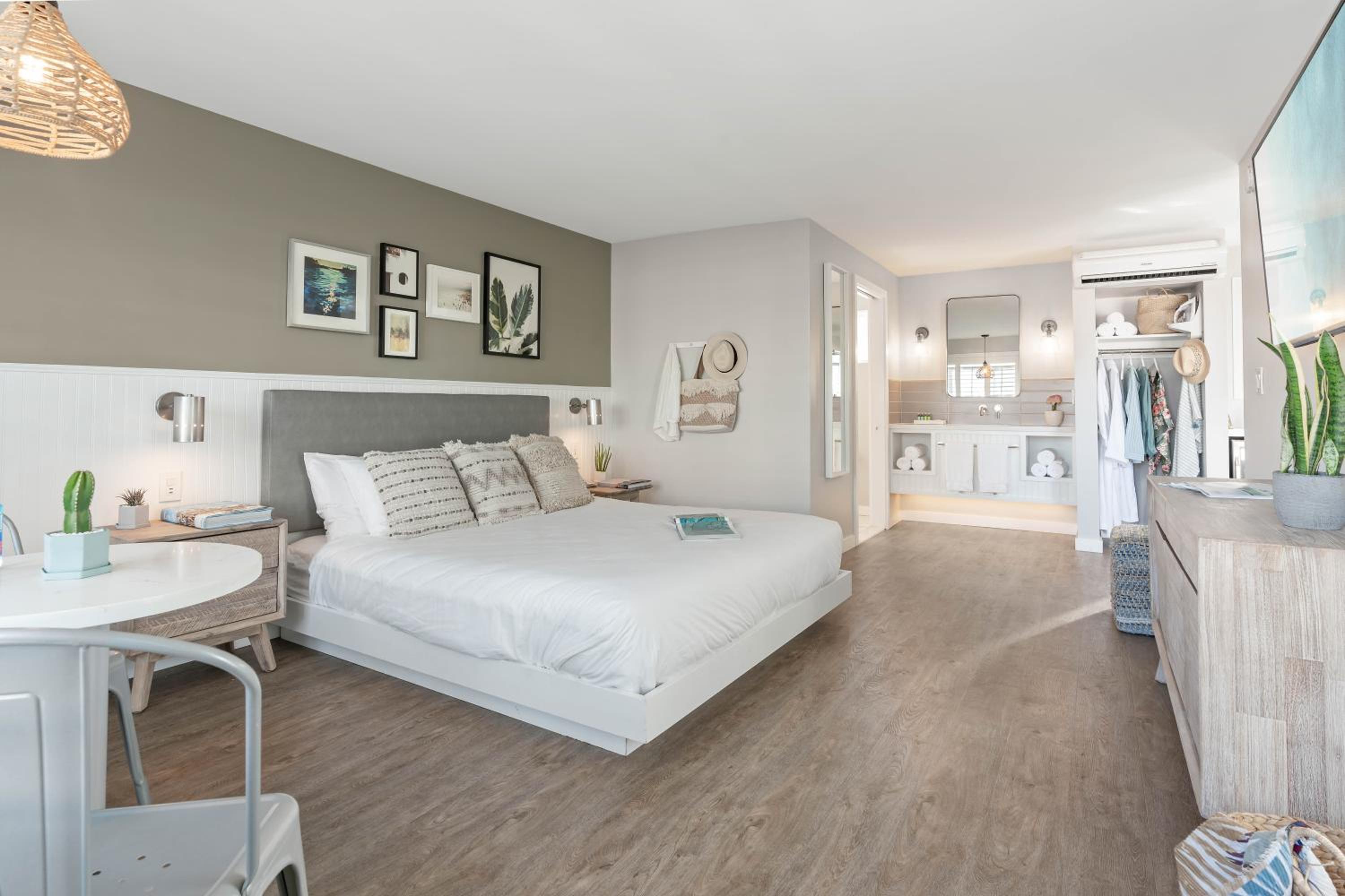 King Room with Balcony - Photo 1