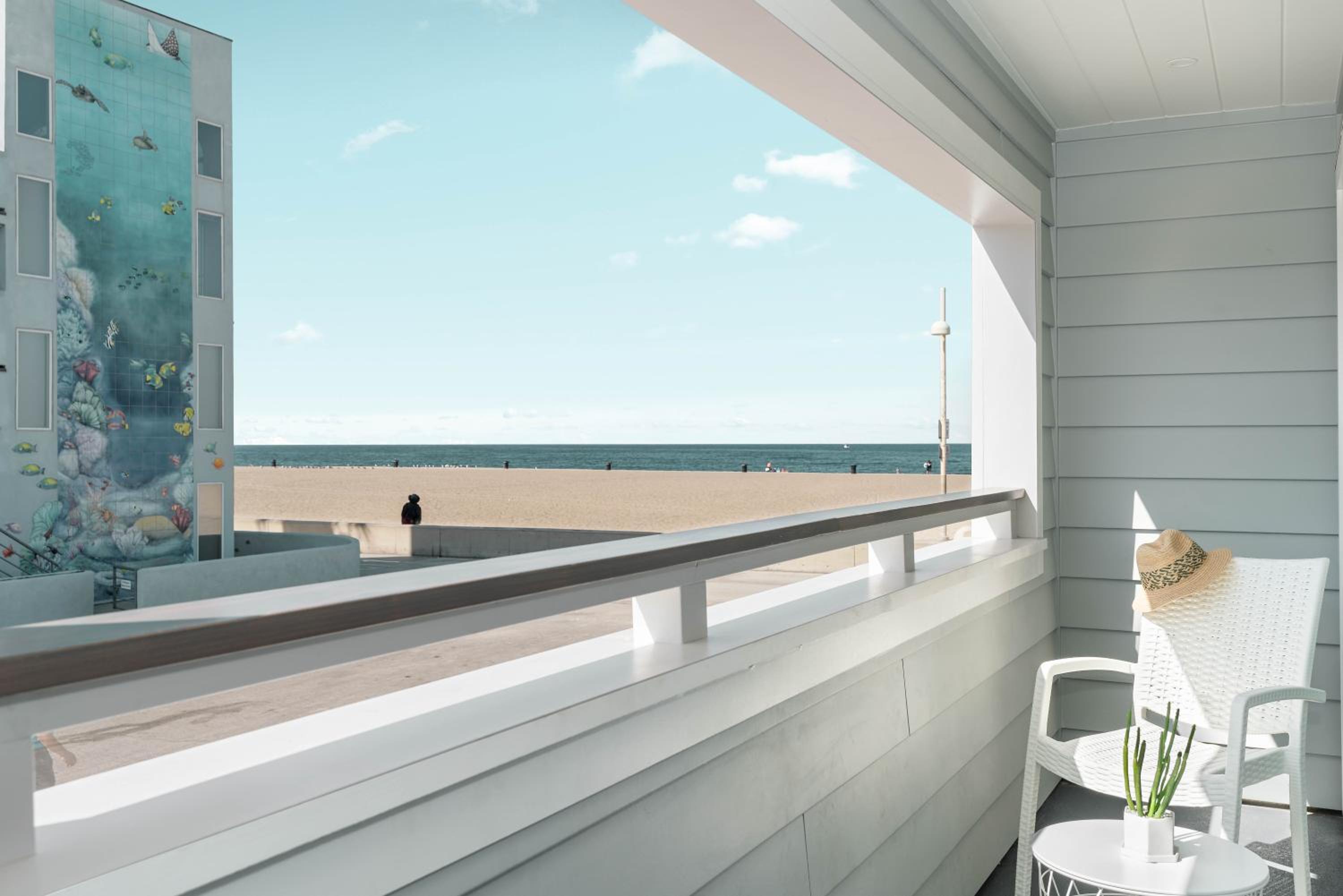 King Room with Balcony - Photo 6