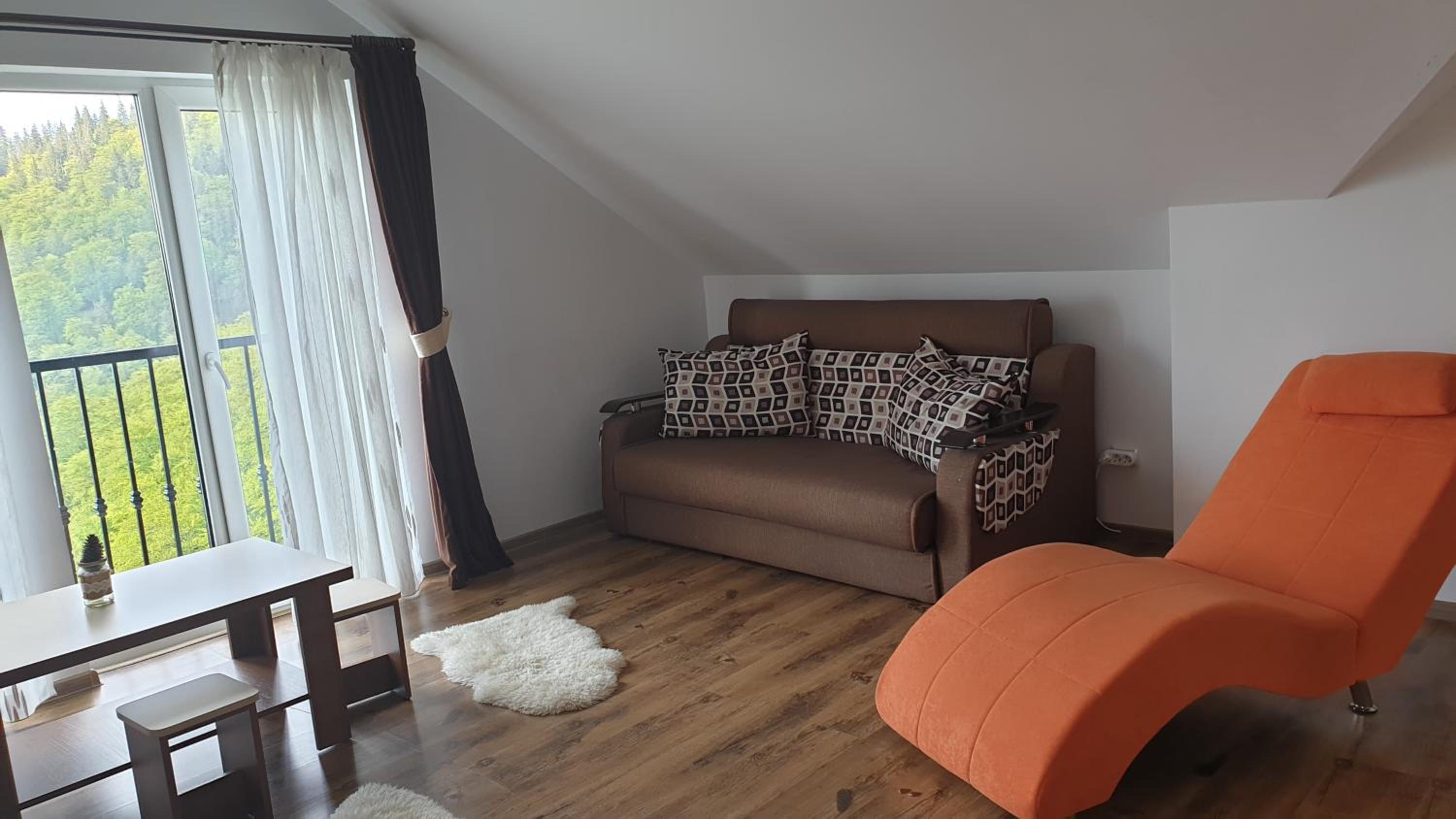 Apartment with Mountain View - Photo 5