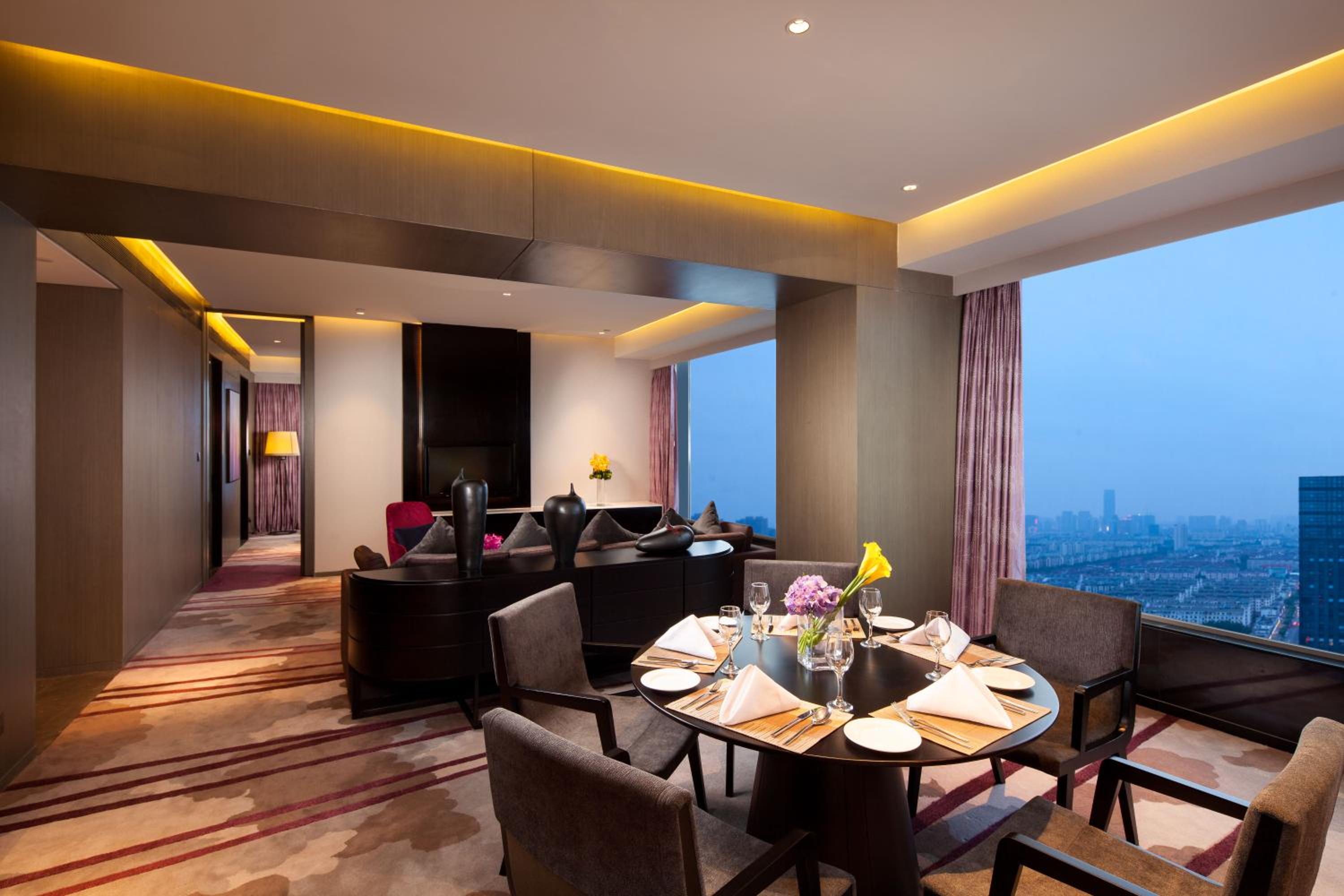 One-Bedroom Suite with Dining Area