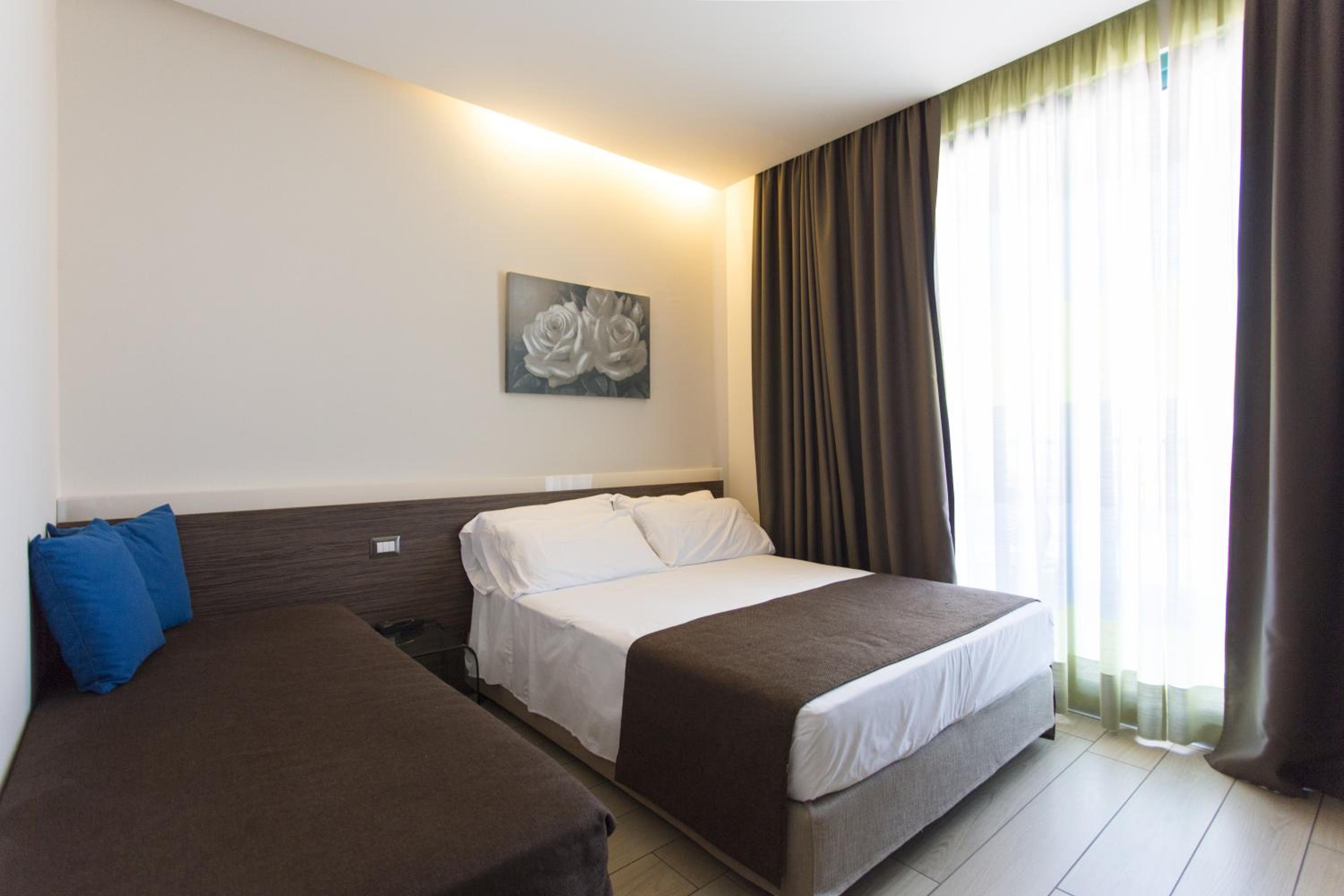 Superior Double Room with Balcony - Photo 3