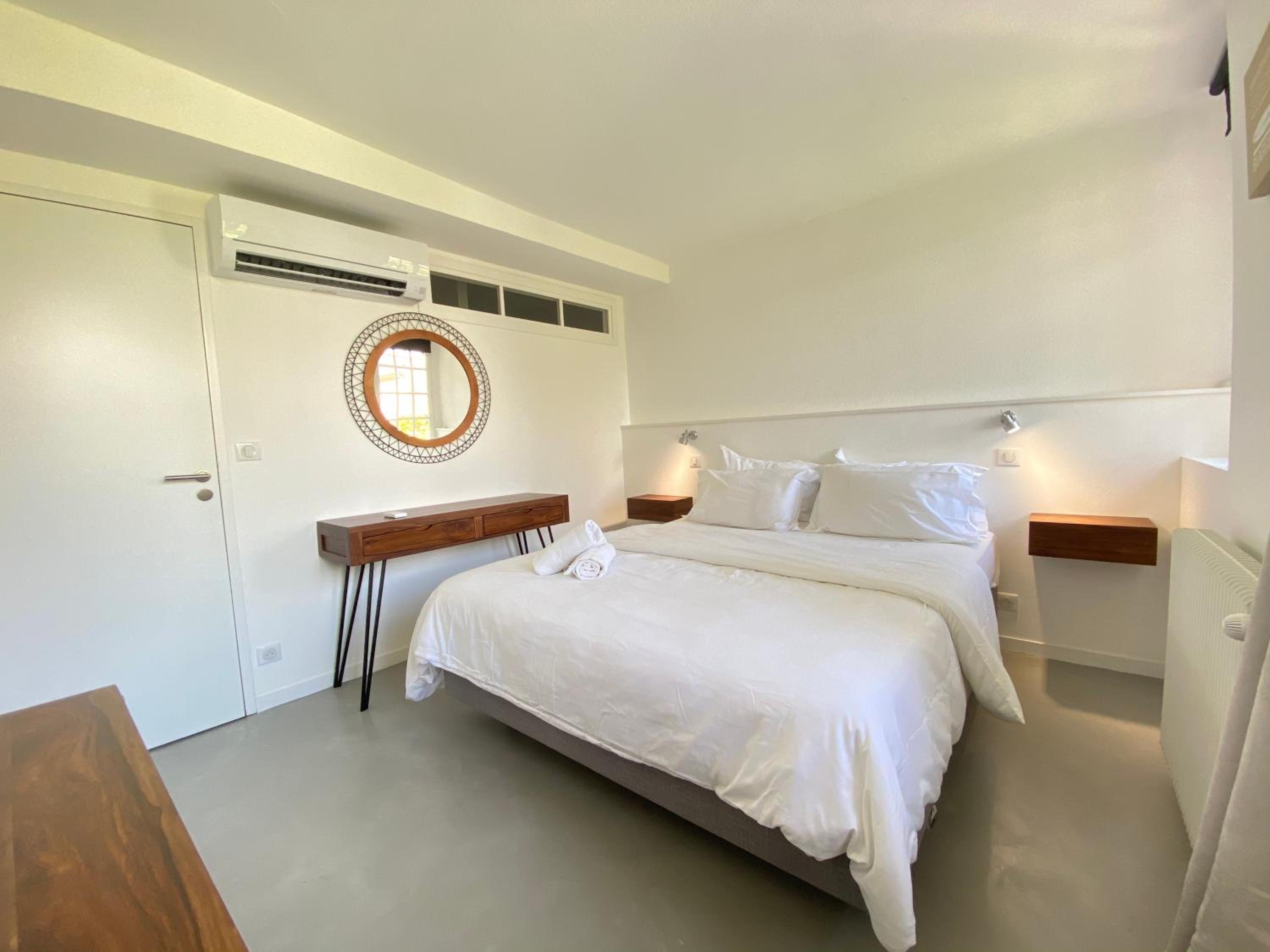 One-Bedroom Apartment - Photo 3
